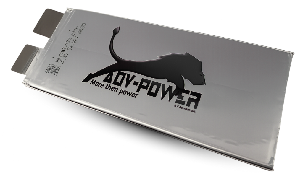 Une batterie électrique de couleur argentée avec une inscription 'ADV-POWER' et un logo d'une panthère noire, accompagnée du slogan 'More then power'.