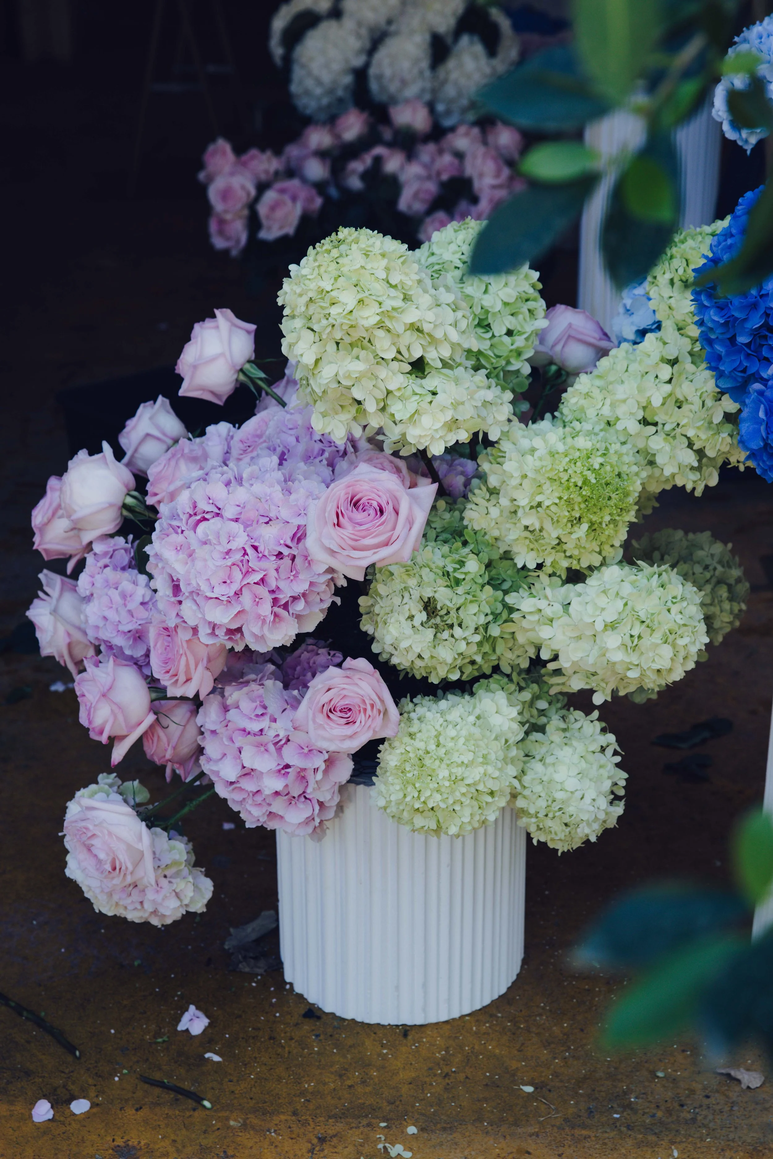 Large floral centrepiece of lilac hydrangea, blush roses and green hydrangea in a white ribbed vase, GRÖNT Cannes