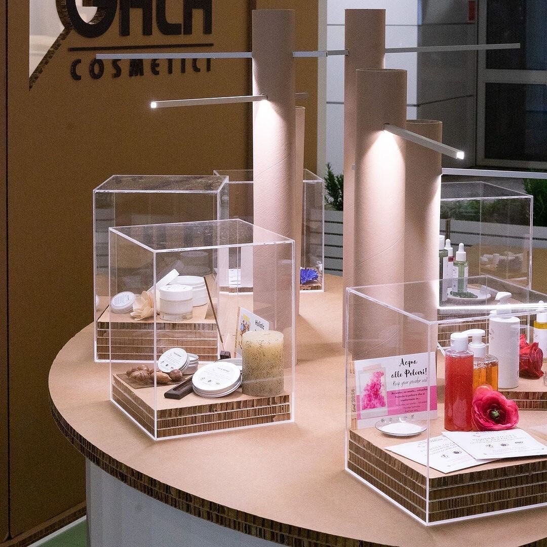 Sostenibilit&agrave; + creativit&agrave; 🫶🏼 

Carousel by @materie.unite

&quot;Prodotti in mostra/

Tra le nostre soluzioni espositive per prodotti, lo stand creato per @galacosmetici per la partecipazione a @cosmoprofworldwide ha tre caratteristi