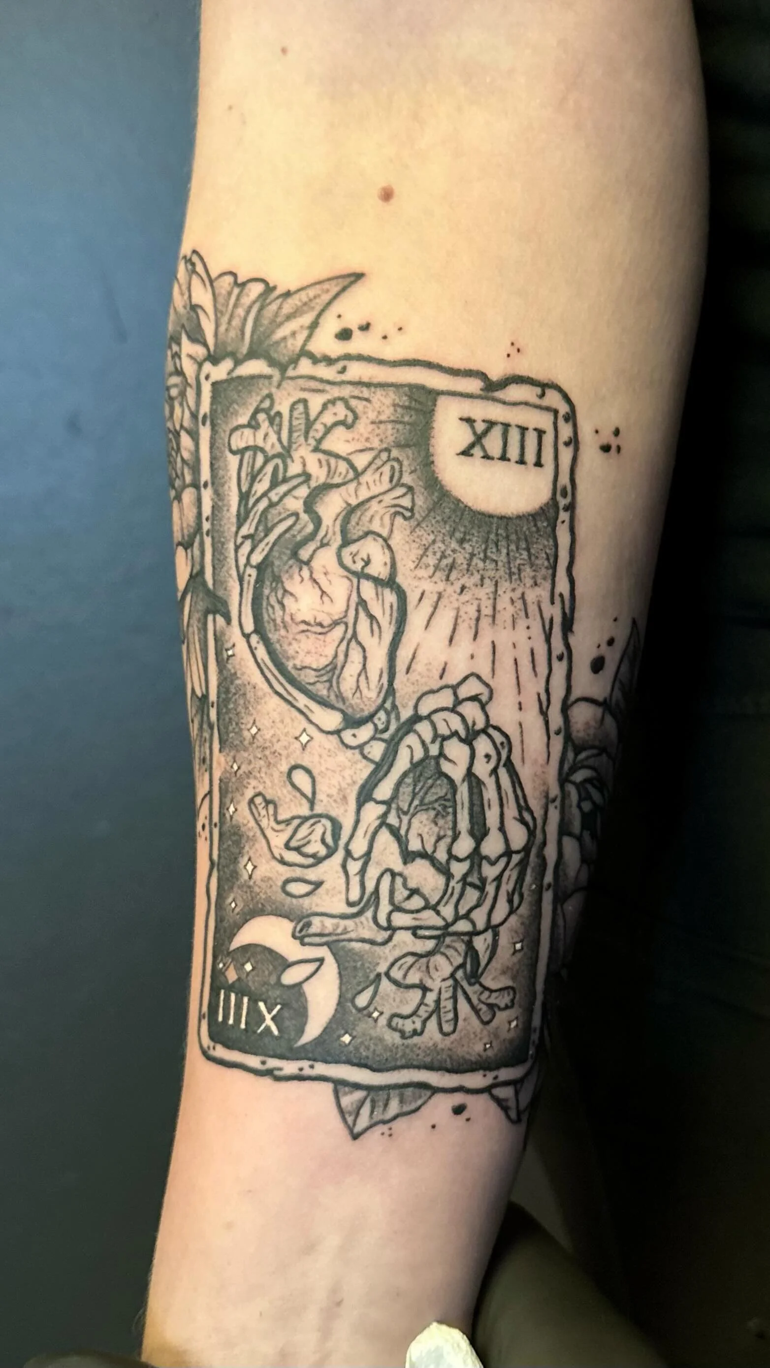 Custom tarot card π«
DM me for booking π«΅π»π
Done with:
@kwadron @cheyenne_tattooequipment 
By:
@killerinktattoo 
#tattoo #tarot #blackworktattoo #flowertattoo #tarottattoo #reykjavik #iceland