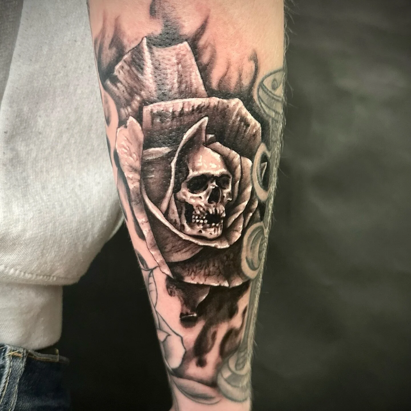 Dark rose skull ππ₯
Done at @icelandtattoo ♥οΈ
Using @cheyenne_tattooequipment @nexus_cartridges 
#tattoo #darktattoo #skulltattoo #rosetattoo #skullandrose #darkrealism #reykjavik #iceland