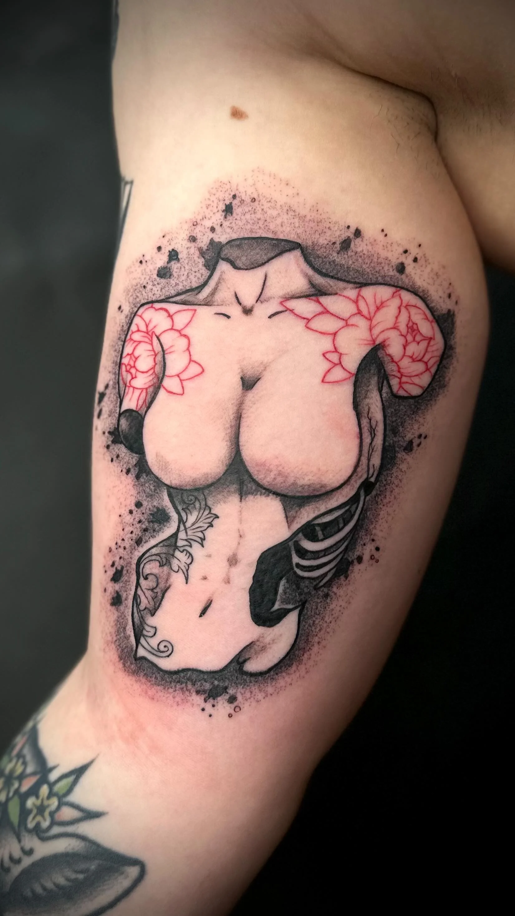 One of my designs customized for the client π§
DM me for booking π«΅π»π
Done at @icelandtattoo ♥οΈ
With @nexus_cartridges @cheyenne_tattooequipment 
#tattoo #statuetattoo #dotworktattoo #customtattoo #flowertattoo #tattoodesign #reykjavik #