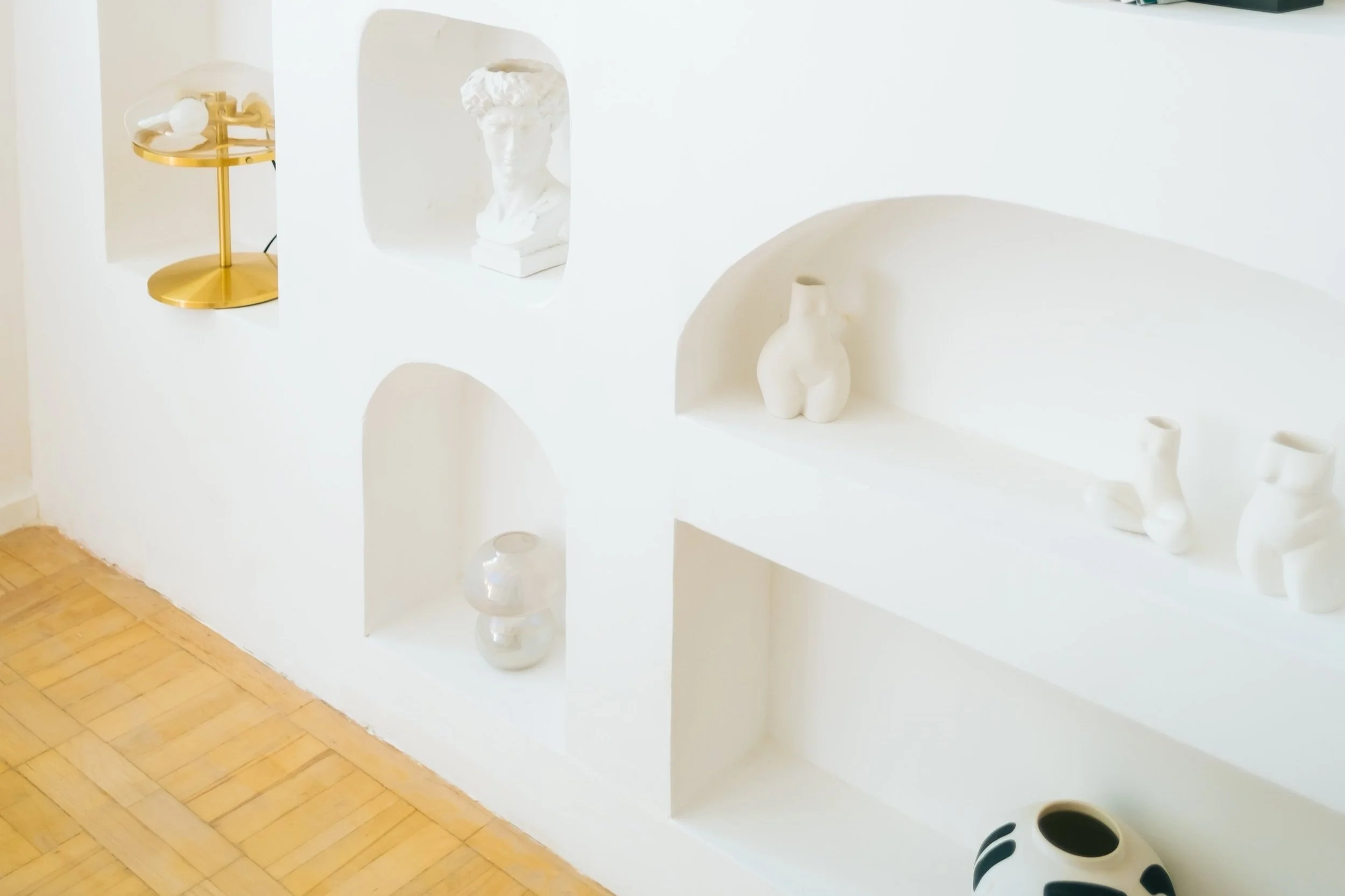 Come trasformare le pareti con mensole in cartongesso: idee innovative