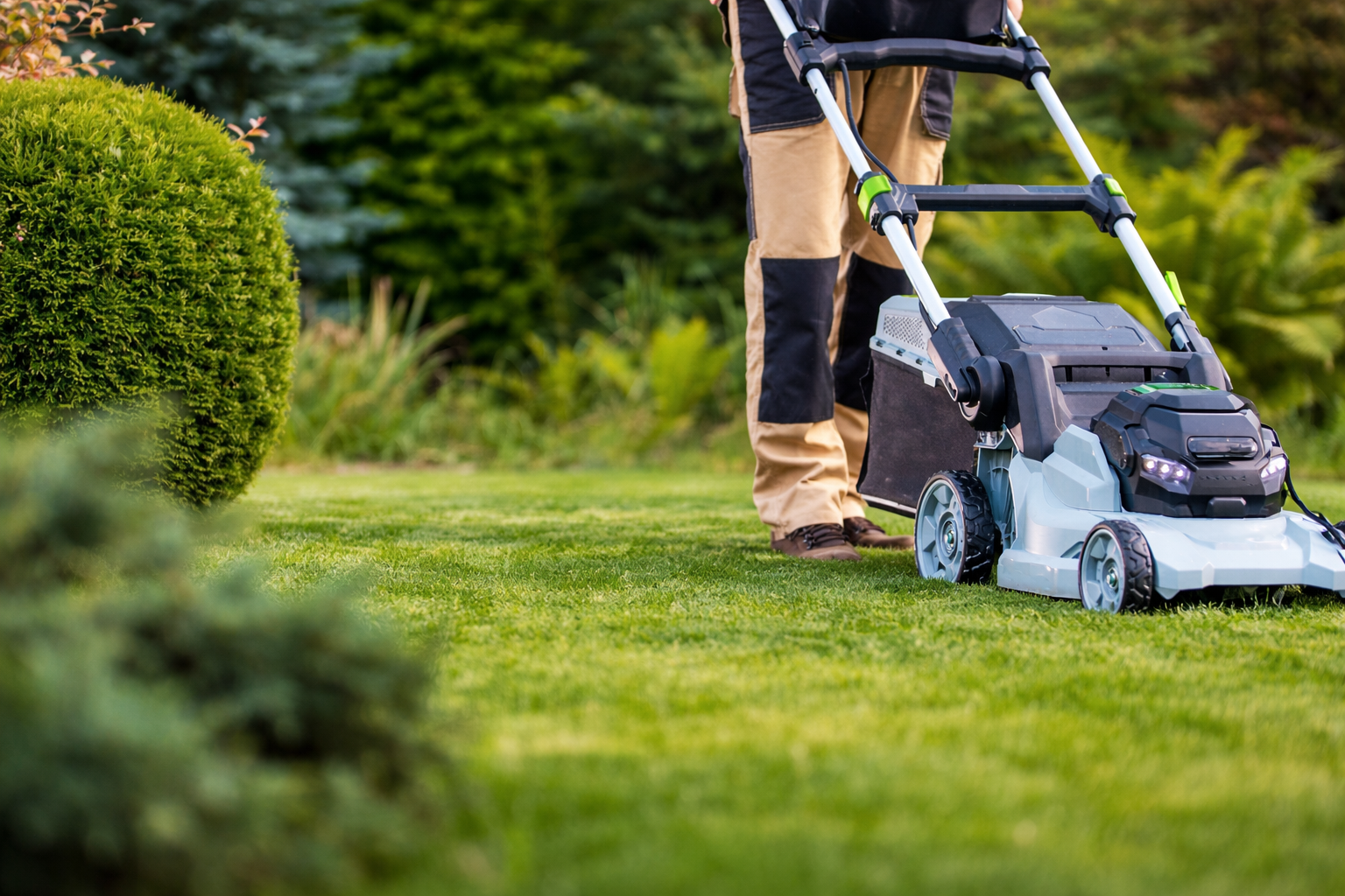 Manutenzione giardini: cosa include, quanto costa e come organizzarla