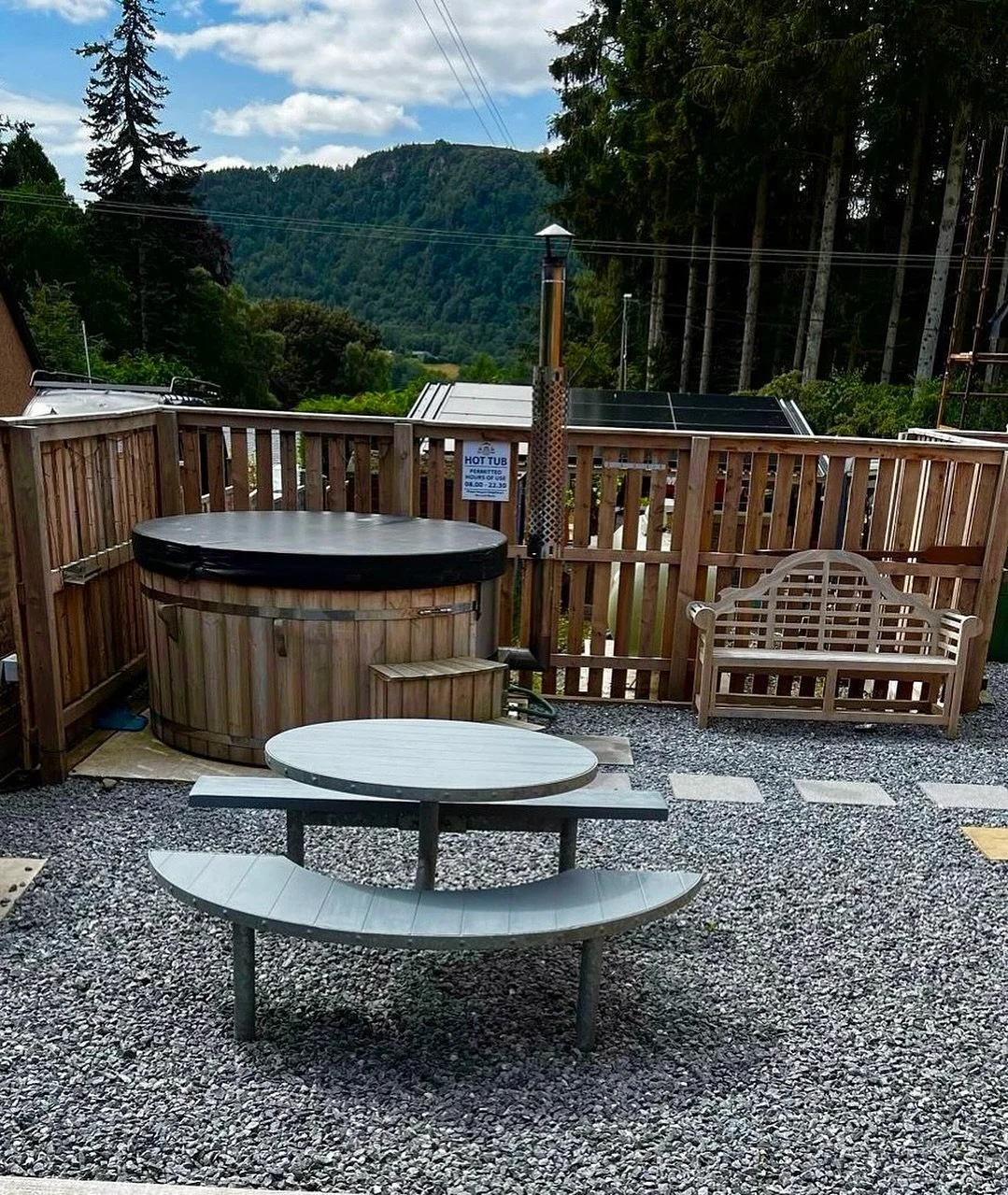 𝐍𝐞𝐰 &amp; 𝐈𝐦𝐩𝐫𝐨𝐯𝐞𝐝 𝐎𝐮𝐭𝐝𝐨𝐨𝐫 𝐒𝐞𝐚𝐭𝐢𝐧𝐠 𝐀𝐫𝐞𝐚🔥

Fancy dining al fresco? 🍹🍕Check out our lovely outdoor seating area at Thistle Lodge.