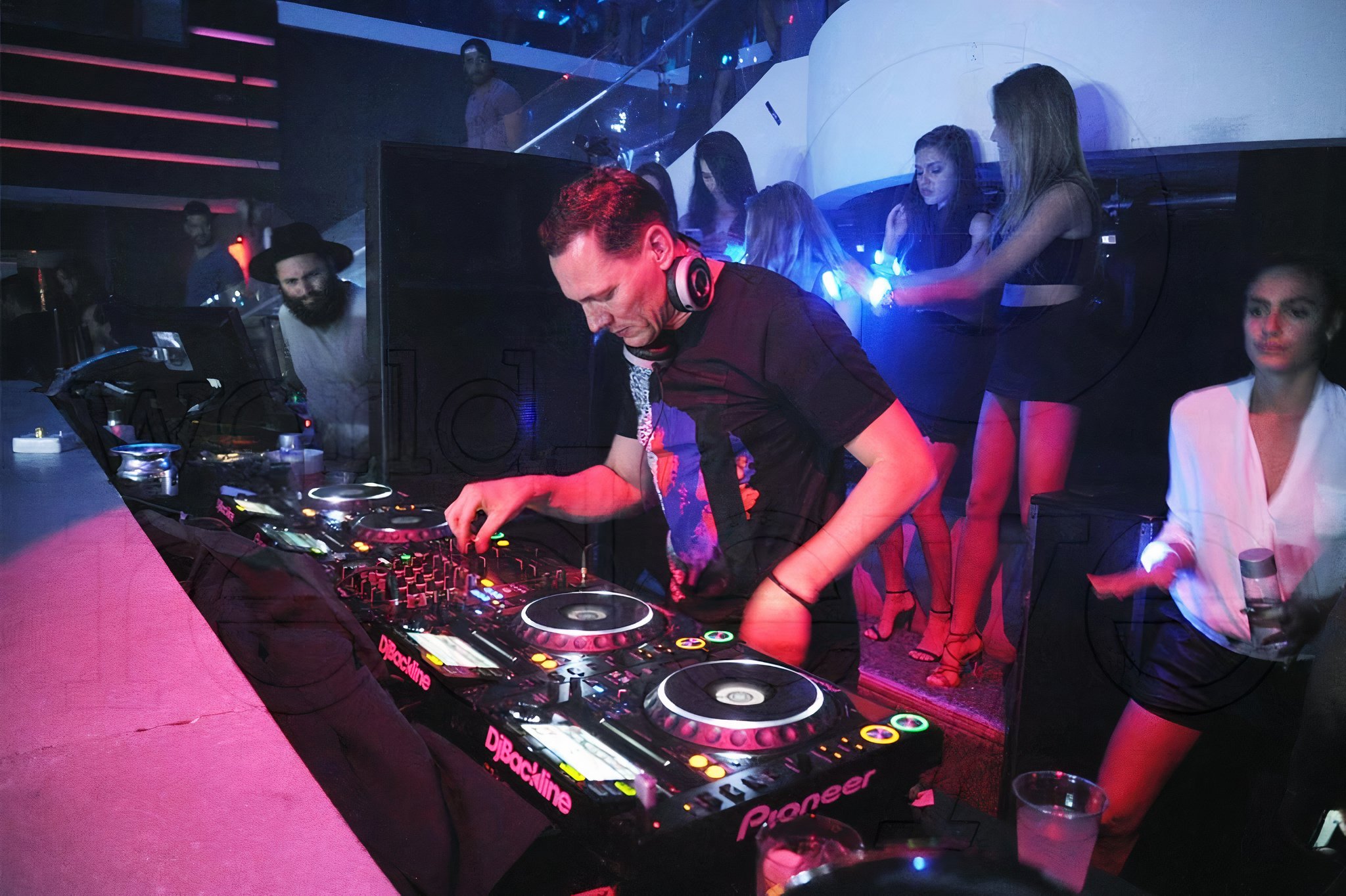 tiesto-live-liv-miami-2015_LE_auto_x2.jpg