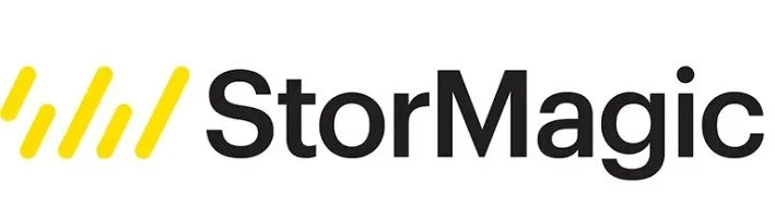 Logo von Stormagic mit schwarzem Schriftzug und gelben Linien