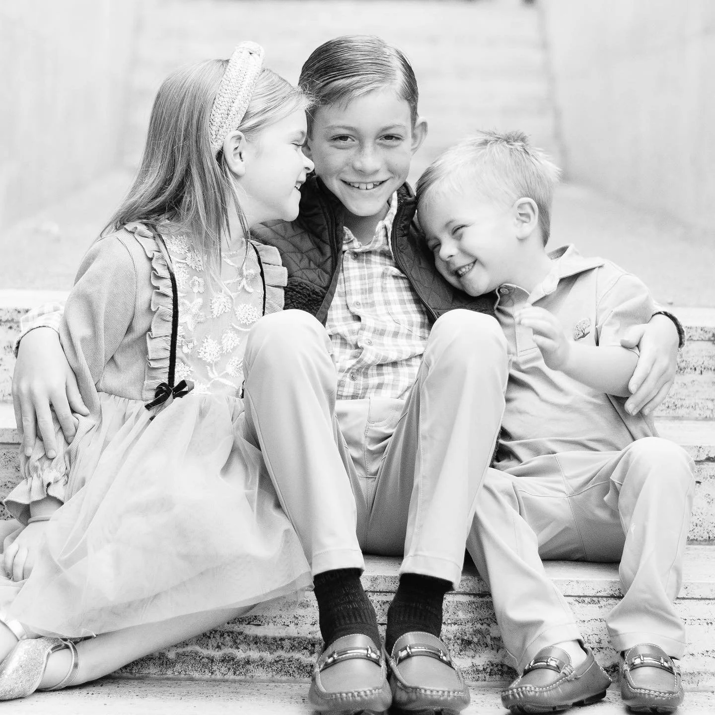 Uploading this darling family gallery today and this sweet sibling moment was too good not to share🥰