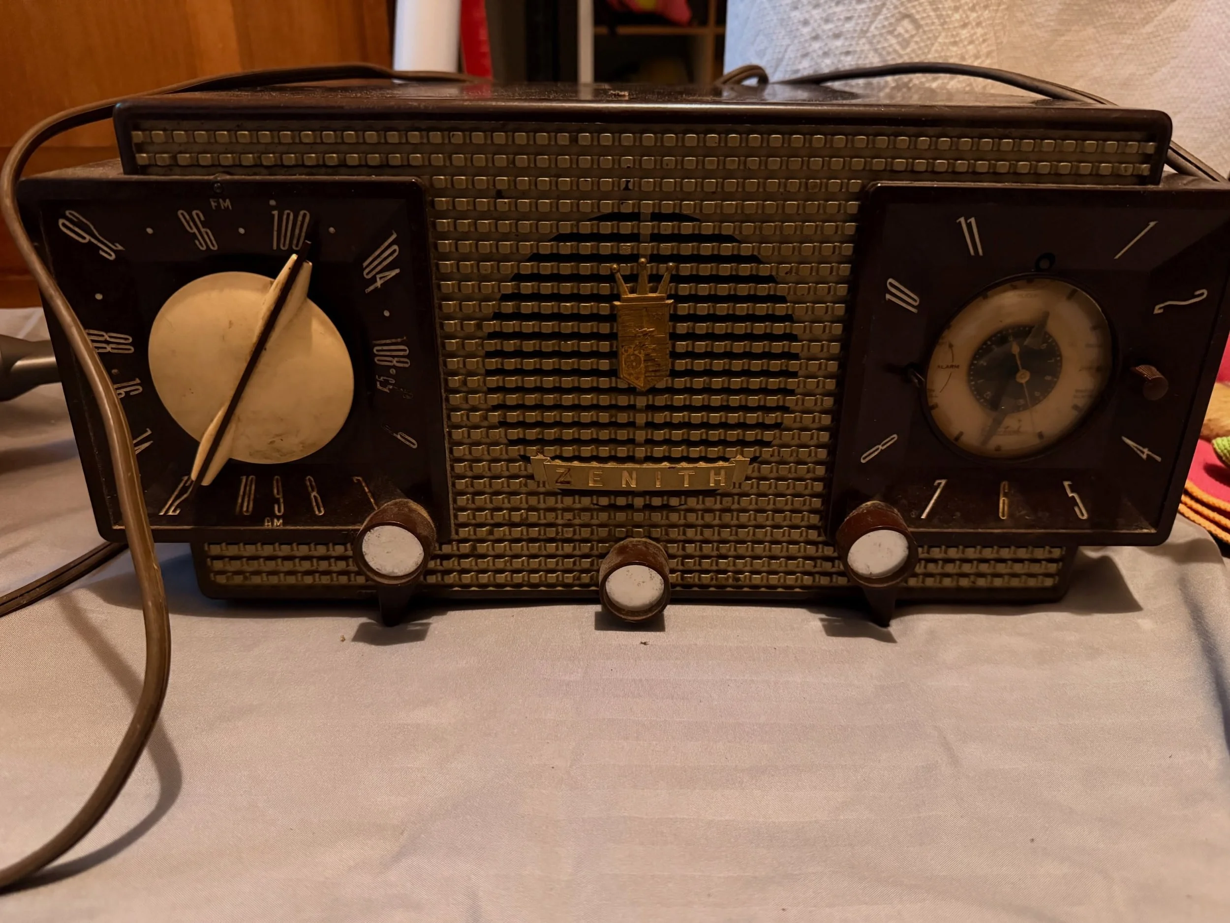 MBUX Side Quest: Restoring this 1952 Zenith J733 clock radio. Tubes look good! But the wires are a little too crusty for my liking. Probs gonna bring in a professional- stay&hellip; tuned. 📻

&bull;&bull;&bull;

Image descriptions: series of photos 