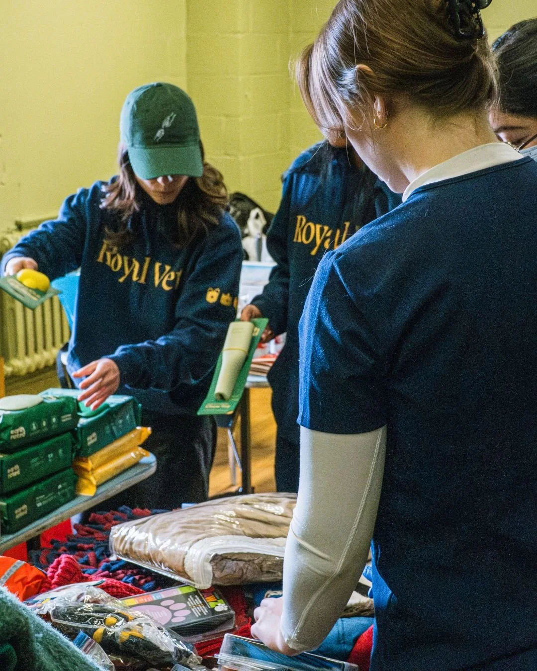 A heartfelt thank you to @royalvetco 💙

Your ongoing support, involvement, and belief in giving back means the world. From clinic visits to shelter visits, your team shows up with compassion, and gentle care.

Providing nail trims, ear cleanings, an