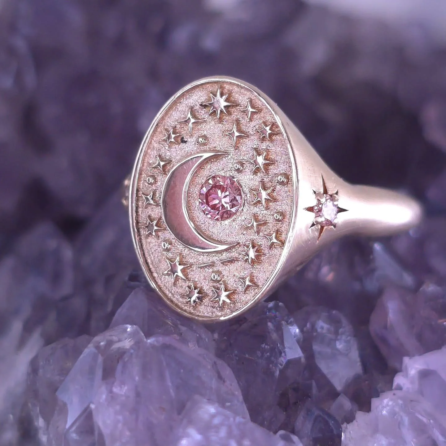 Introducing my Celestial Signet ring, now available on my website in various gold karats, colors, and platinum! This piece features a 0.5ct lab pink diamond accompanied by 0.2ct lab diamonds on the sides, with the option for natural diamonds. At its 