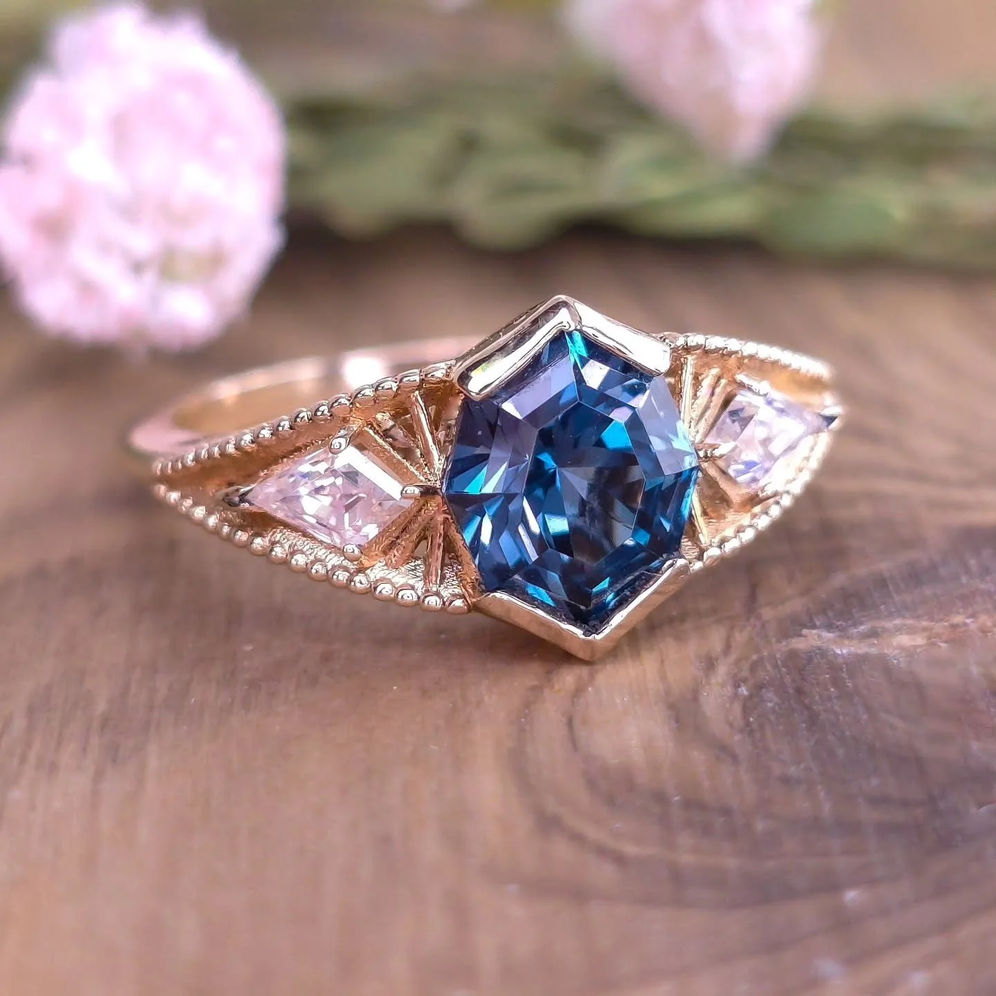 Happy Sunday ✨ This size 7, 14kt yellow art deco style ring houses a 8 x 6mm teal lab spinel. This lovely material has a slight reddish flash (you can see a tinge of that in the photos where it looks a little purple) and is cut in a modified step Mar