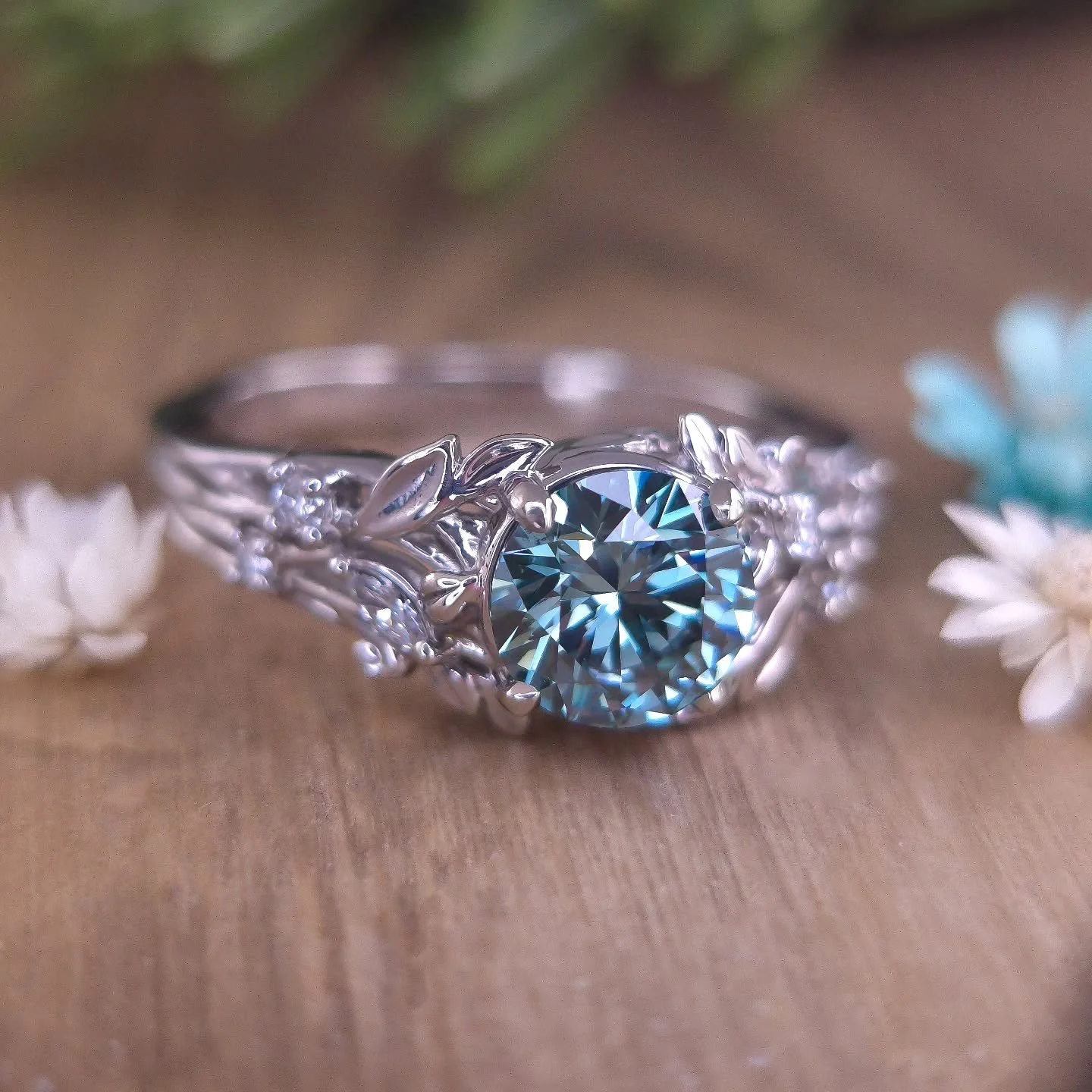 Available ✨ What do you guys think of my new photography set up? ✨💐 This lovely 14k white gold ring is made in my Assymetrical Leaf design with a 1 ct blue/green Lab Diamond, VVS2 and certified. Leafs and ferns adorn the sides of the band on branche