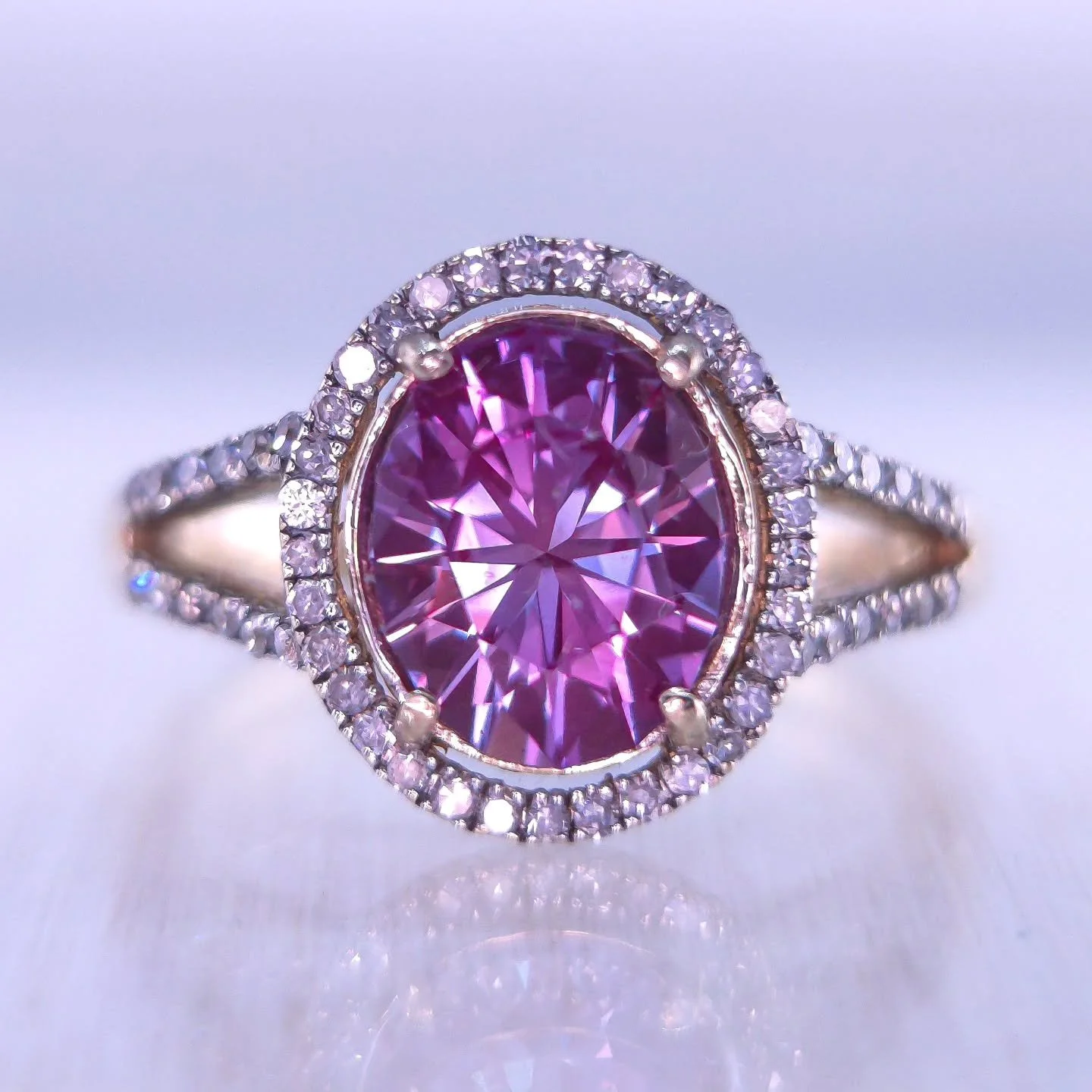 Available ✨ 8.5mm x 6.5mm Czochralski Alexandrite (Lighter saturation) cut by Randy in the design Omni Oval in a gorgeous recycled 14kt gold halo ring with natural (yes natural!) VS1 diamonds. USA size 7.25. This ring is absolutely stunning in real l