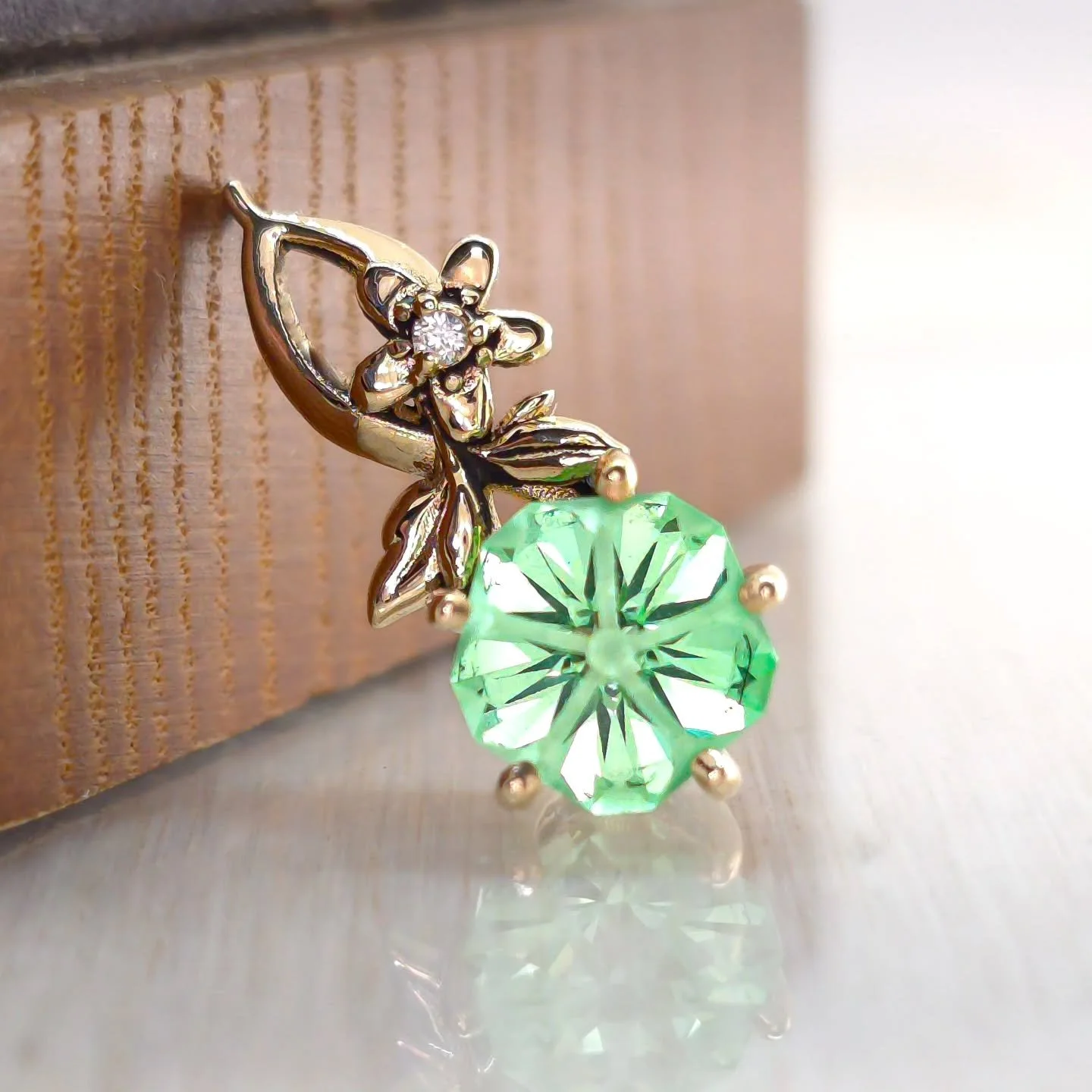 Sharing work ✨ I made this lovely delicate pendant for a repeat client, except this time, their partner ordered it for them as a surprise 🩵 This sweet twisted pendant with leaves and small cherry blossom houses a 7.5mn seafoam green Hanami gem (desi
