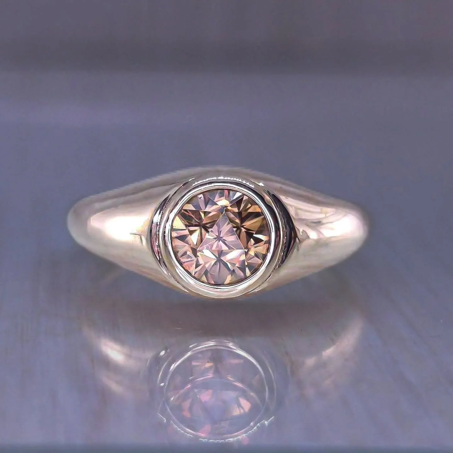 A year ago, I crafted this stunning warm bezel ring for a client, and I'm so glad I can finally share it with you all! ✨ I fell in love with the simplicity and warmth of this piece, featuring a champagne Moissanite in Aryas "Ruination" desi