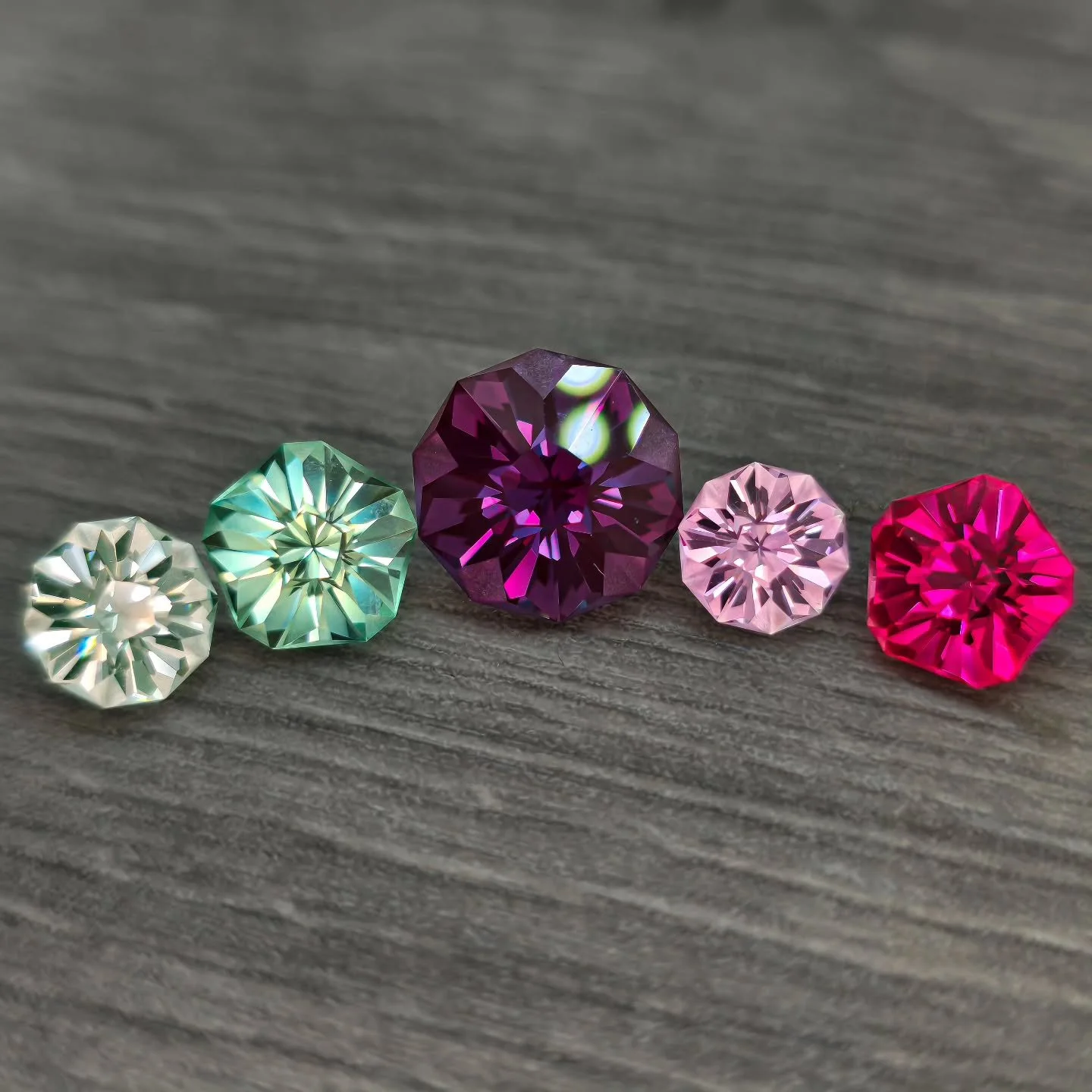 New Year, New Arrivals! 🌸 Get ready to sparkle with our fresh collection! The star of the show is our stunning Alexandrite in the iconic Hibiscus design, paired with an exquisite suite of lab sapphire pieces. We have two five-sided lab sapphires and