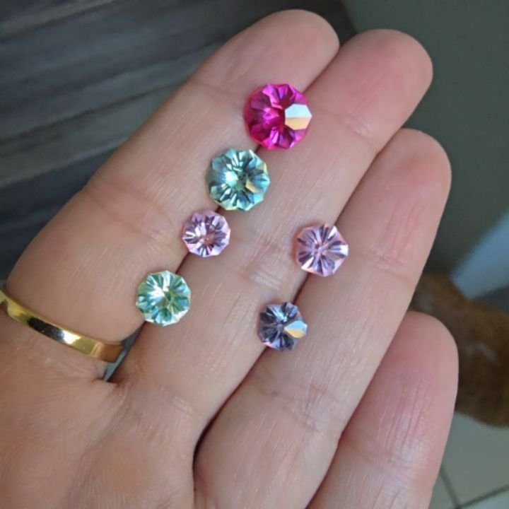 🏵️ New Hibiscus drops on my website!! 🏵️ Lab sapphire and one light green spinel (the little guy, which is discounted due to small internal inclusion under 10xloupe) and two Hanamis (one blush pink and one color shifting purple). I always discount 