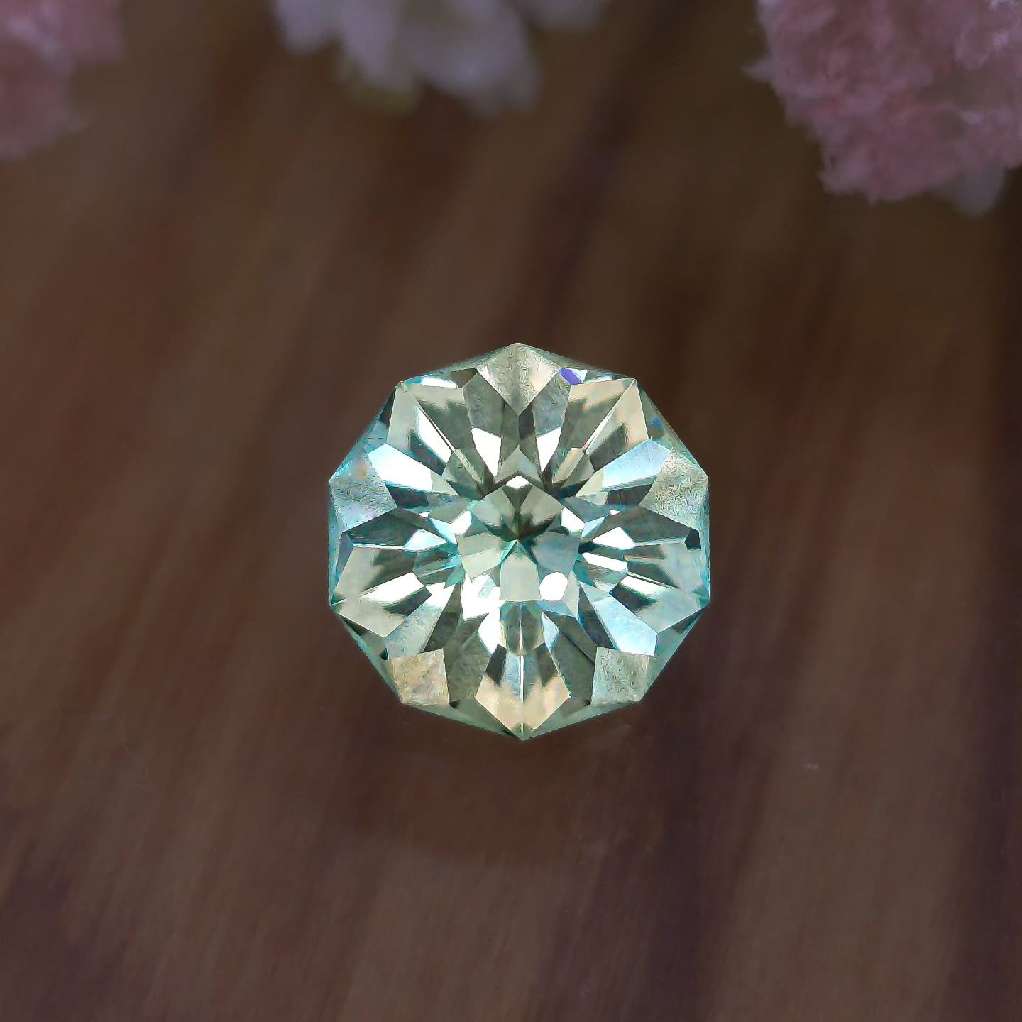 Happy Valentine's Day my lovely followers! ❤️Thank you all so much for the support over the years! I am forevee thankful that I get to do this full time and it is all thanks to you! 
.
This 8.7mm lab sapphire is available in my trademark Hibiscus des