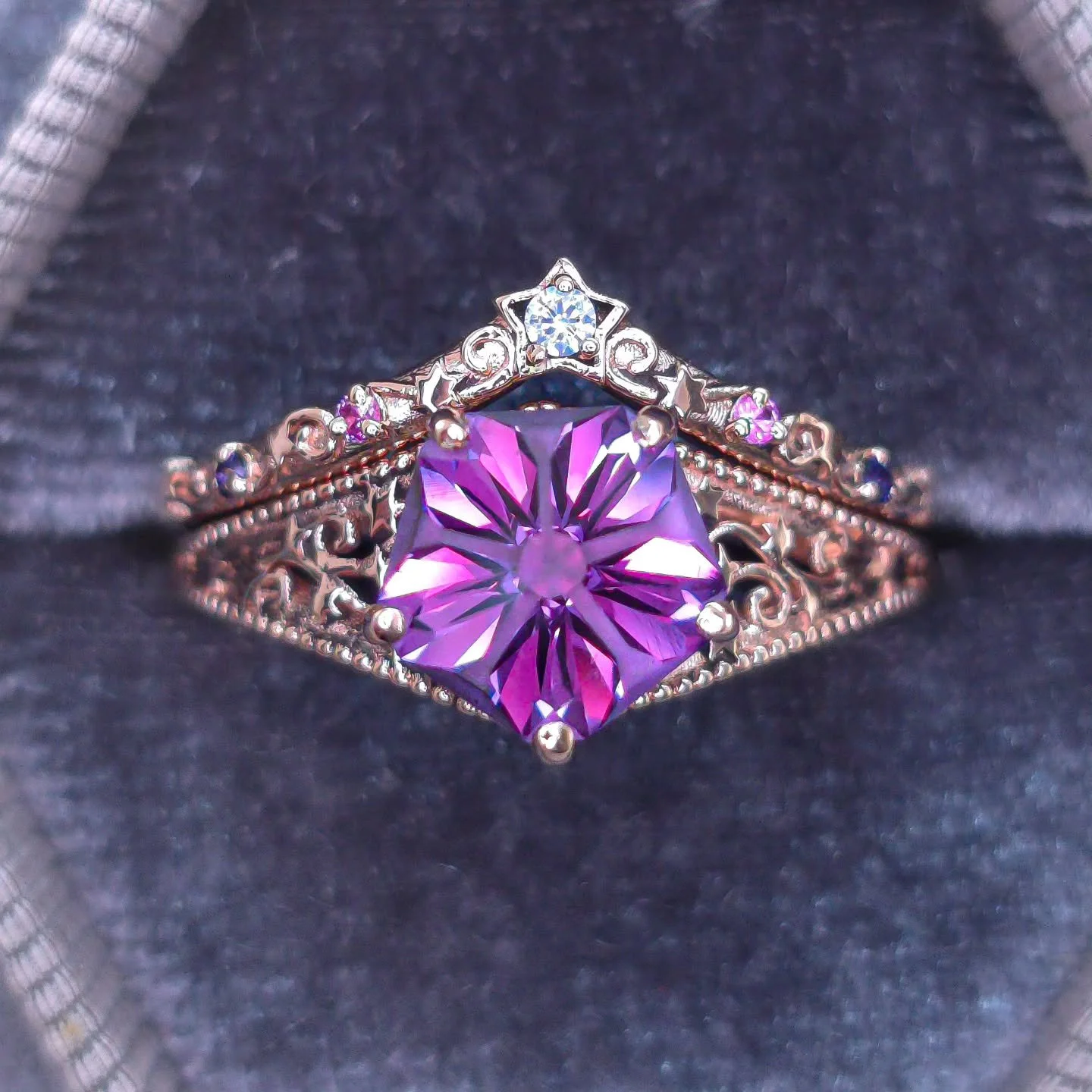 Commission ✨ Ohhhh my goodness I had so so much fun with this commission! Tumbling stars against filigree and milgrain in solid 14kt pink gold, with a color shifting Lab Sapphire in Marco Voltolinis famous Hanami design (@marcovoltolinifaceting). Thi