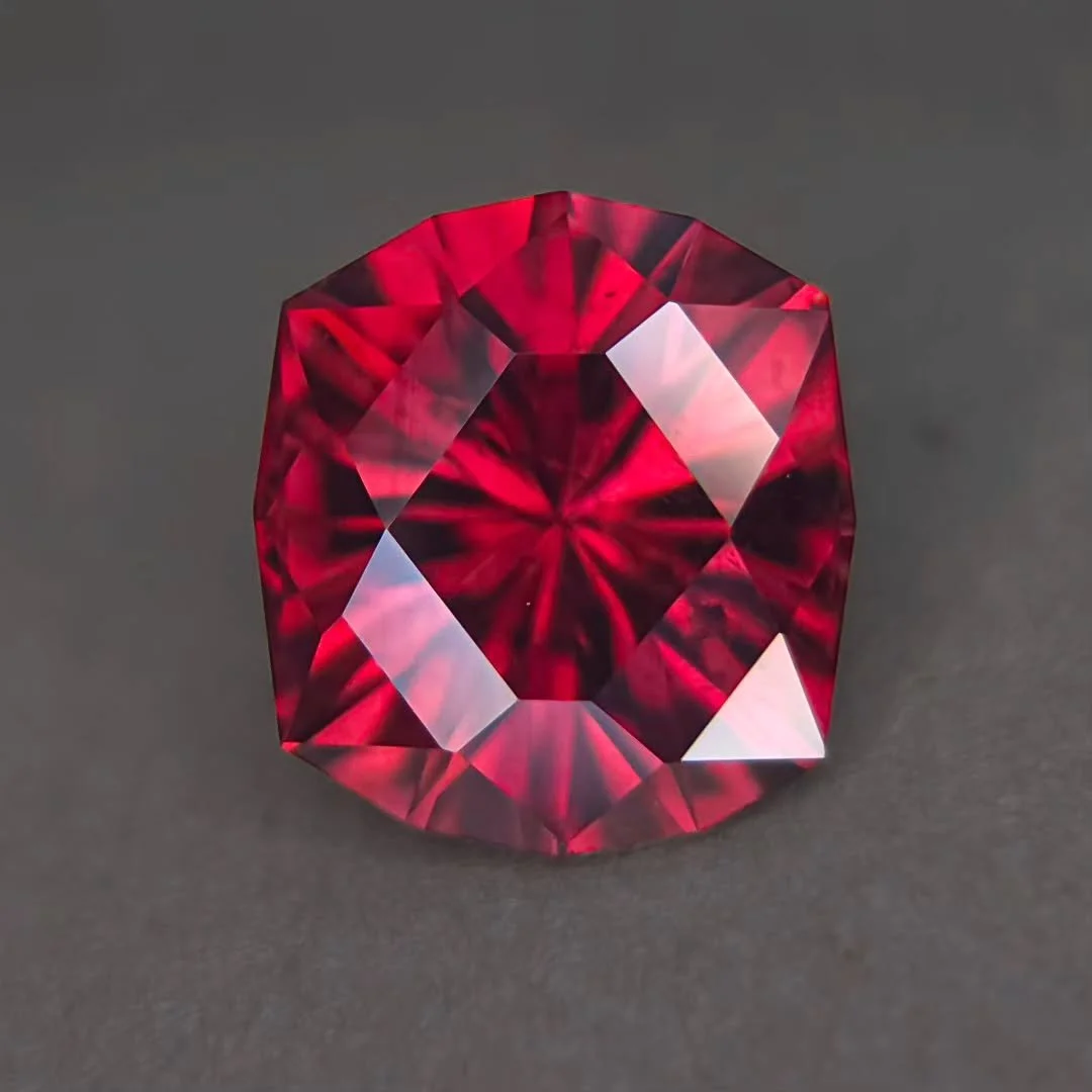 Sharing a glorious natural Zircon, available through @anzagems. Cut in a modified version of Arya Akhavans Tesselation. This deep red beauty has some brown and pink undertones, and as some of you know, Zircon has a higher refractive index than a lot 