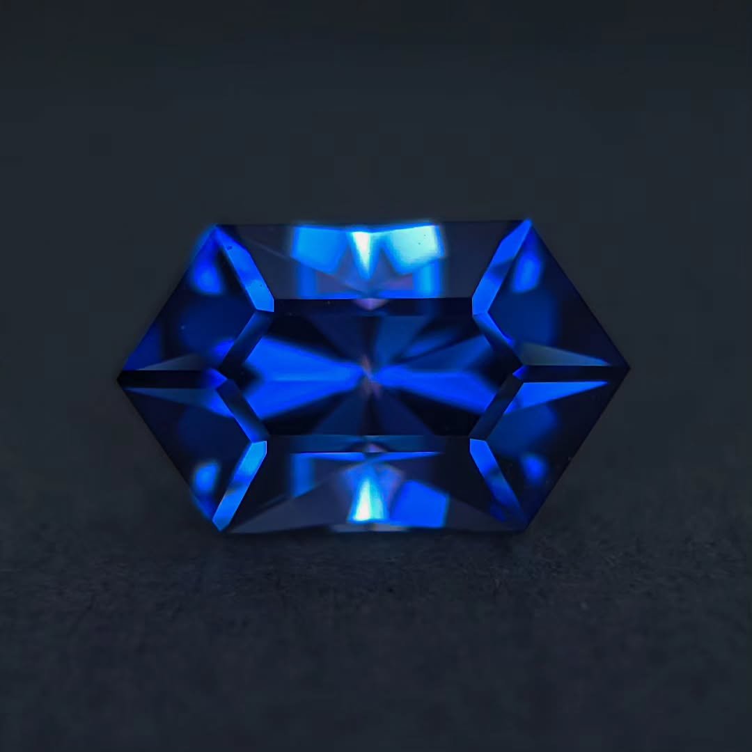 🌊🔷Sharing another beautiful Rupee style gem cut for a client. This design is called One Rupee by Scott Laborie, a gorgeous elongated hexagon inspired by the popular Zelda games. This is specially cut in Lab Sapphire (#33). Super rich blue, I cut th