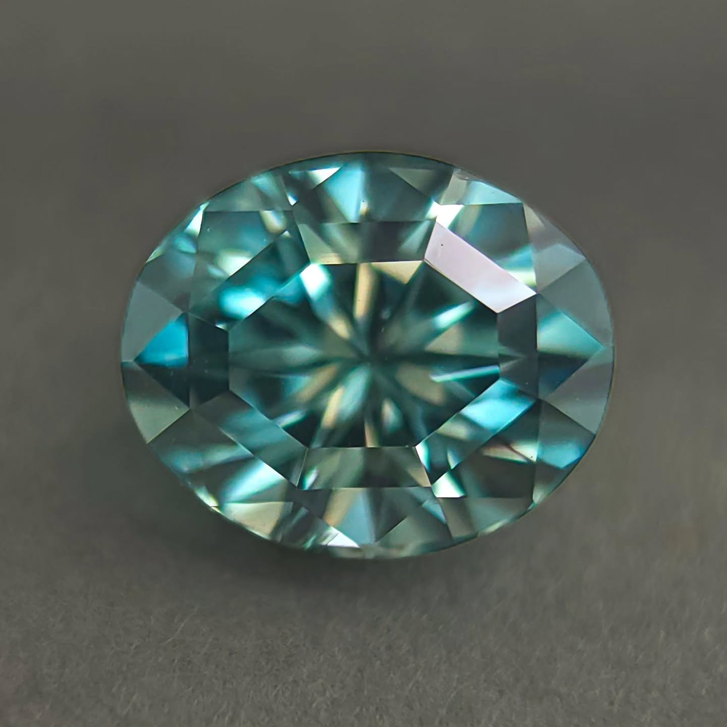 Commission ✨9mm Oval lab sapphire cut in Verneuil 85 - a totally slept-on color, in my opinion! Despite the limitations of lab-grown sapphire, this shade is truly stunning. While lab sapphire can't fully replicate the unique hues found in nature, we 