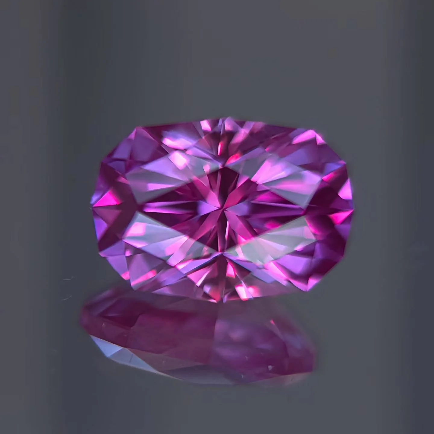 Available ✨ This 10.7mm Czochralski Alexandrite is available on my website. Lots of teal in this one, as usual, not shown properly on my camera (and I even got a new one 😅). This is a modified Arya Akhavan design, and would be fantastic for a ring o
