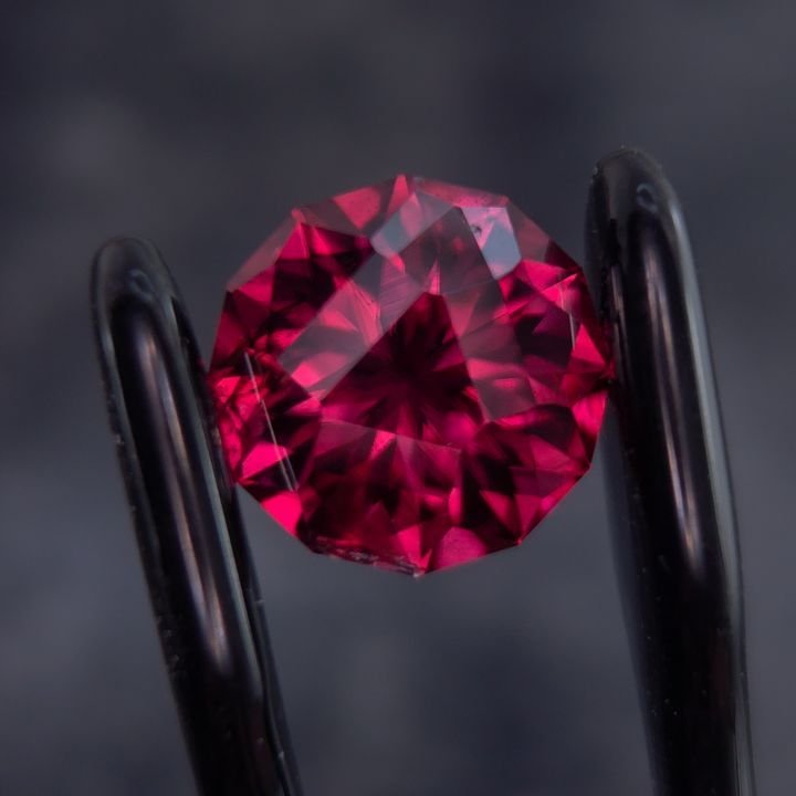 Another beautiful Zircon cut for @anzagems. Deep red color, super rich and mostly clean except for some small inclusions on the corner. I love cutting zircon due to its high refractive index, it just reminds me of the natural array of colors nature c