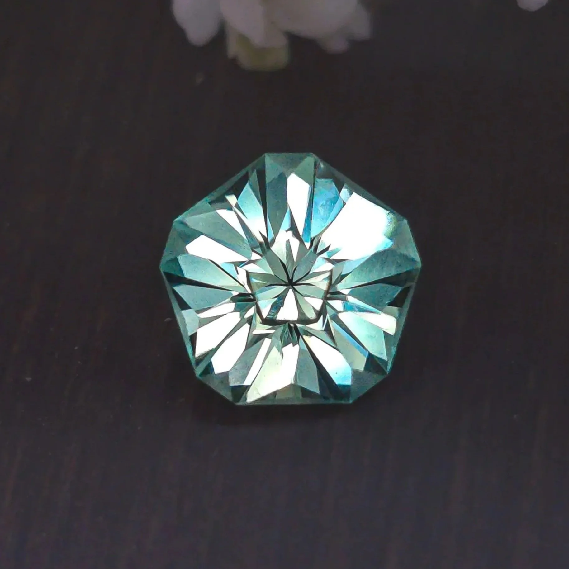 8.3mm Green Lab Sapphire - Hibiscus 5 Sided Design
