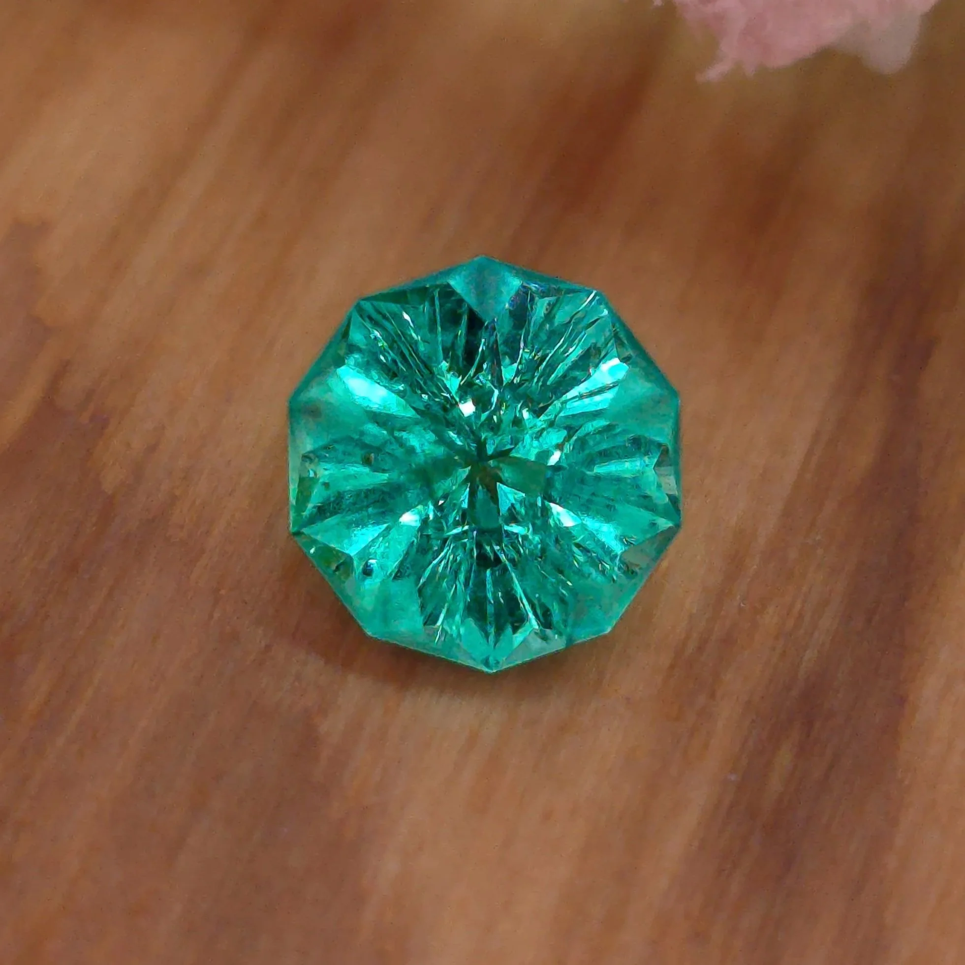 7.3mm Colombian Emerald with natual inlusions - Hydrothermal