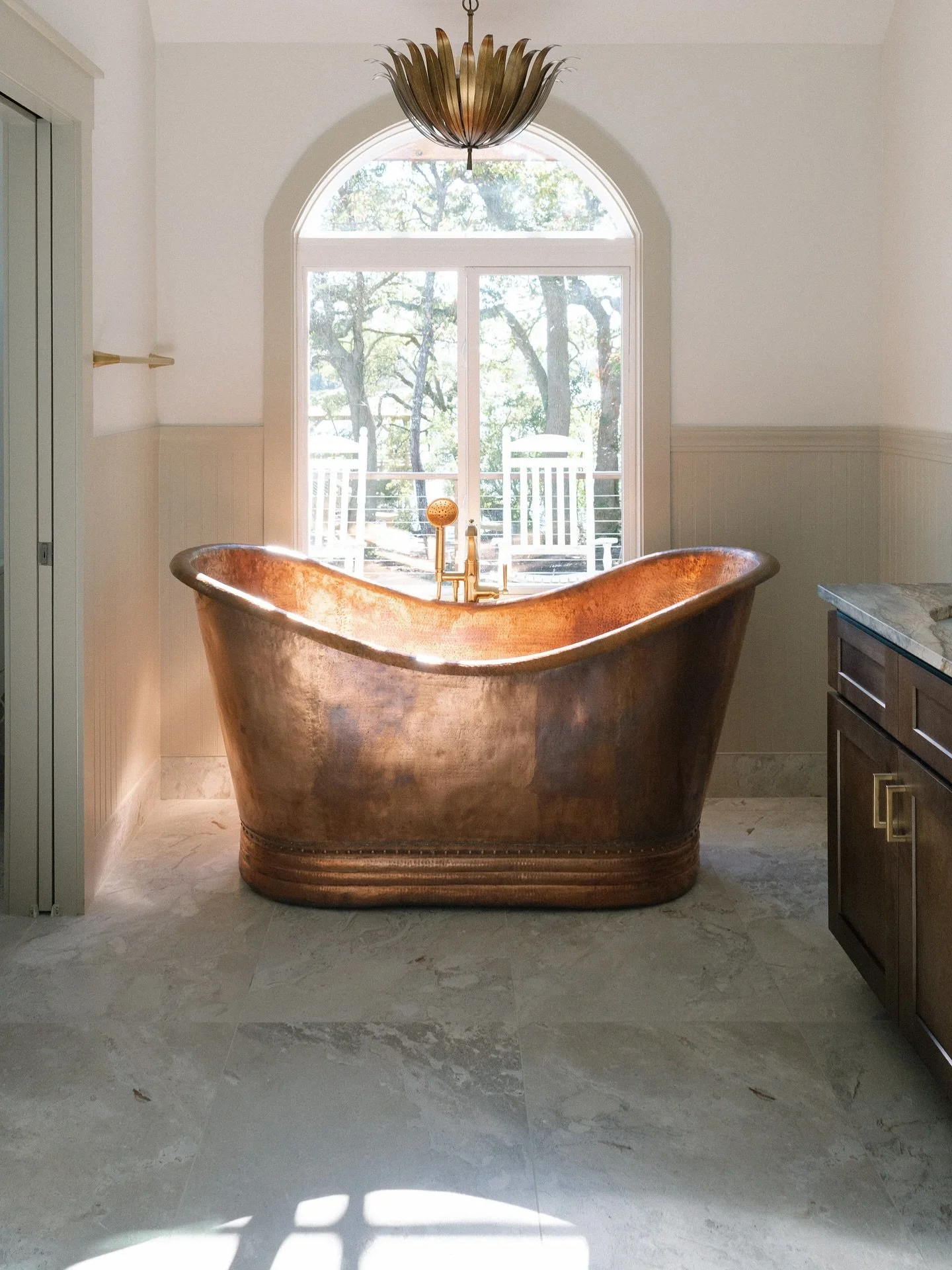 The most perfect copper tub in the most perfect afternoon light ✨ 

🧰: @lewis_coastal_homes 
📷: @meaganforbes