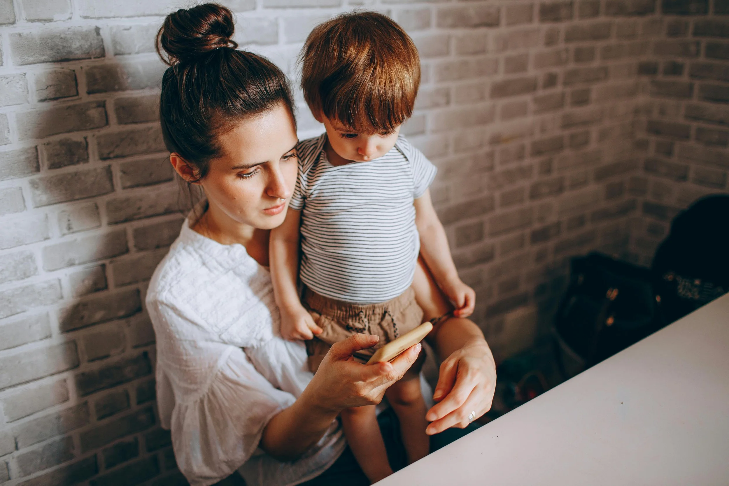 mother reflecting on AI parenting advice while praying for wisdom and guidance in a Christian home