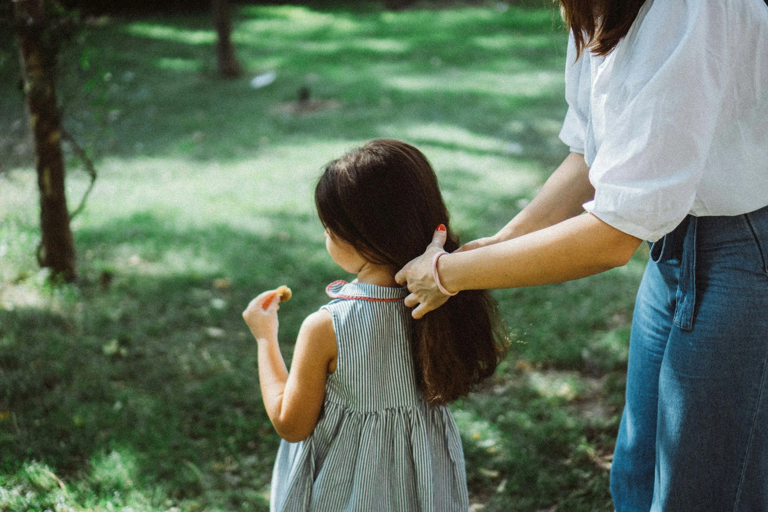 Alleinerziehende genießen die gemeinsame Zeit mit ihren Kindern im Sommer, praktische Tipps zum Überleben im Sommer für alleinerziehende Mütter und Väter, Familienaktivitäten und Ermutigung für Alleinerziehendenfamilien.