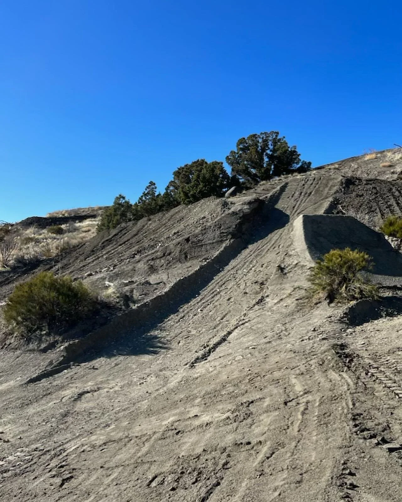 Some fresh dirt work for the upcoming @camzinkinvitational !!!

Can&rsquo;t wait to camp, ride, enjoy @oxidebomb &lsquo;s grilling, and see who wins the rider of the day!

This property is a special place and the hard work by @iwanaga_damon @hank.wil
