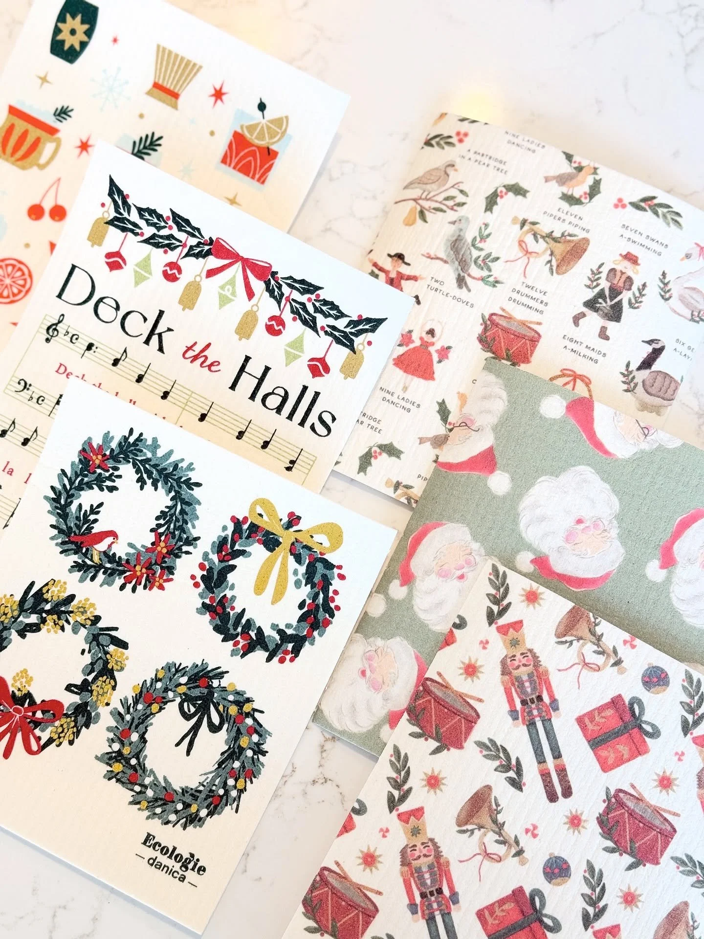 ✨Holiday hosting = spills, splatters, and so many dishes&hellip;

Good thing our Swedish dish cloths make cleanup look cute🎅🏼💫

Deck your halls &amp; your sink with these festive, eco-friendly prints!🔔🎄