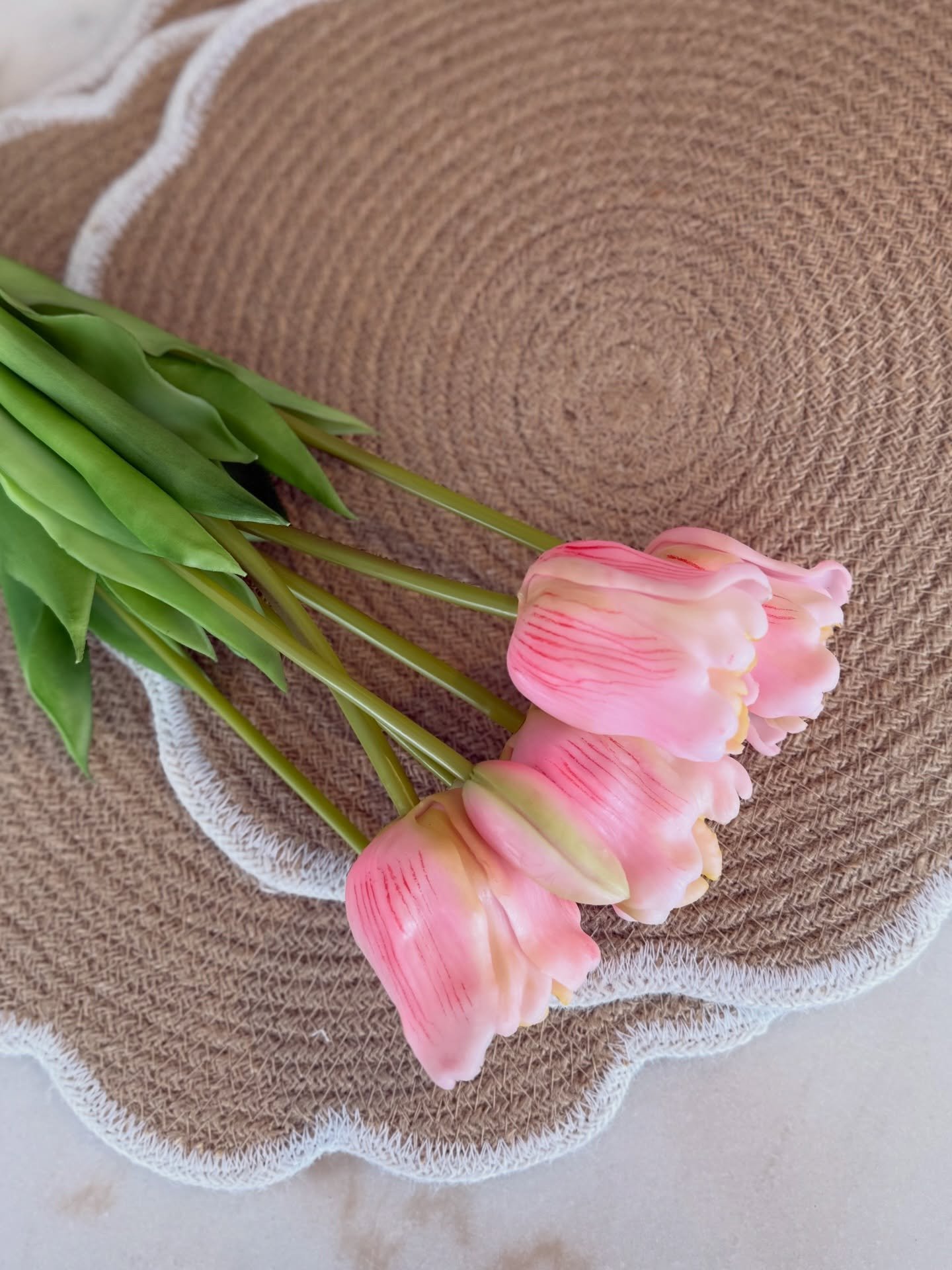 If you&rsquo;ve been fooled into thinking these are real&hellip; you&rsquo;re not alone 🤍

Our faux tulips are incredibly lifelike, right down to their soft petals and natural shape🌷

Choose long stems for a classic, elegant vase moment or short st