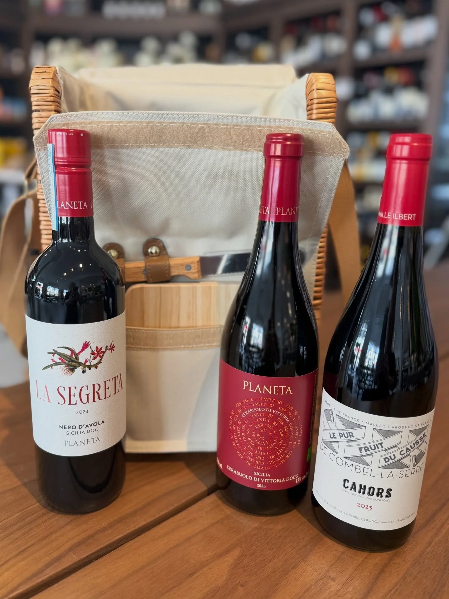 New to the wine shelf 🍷✨

🇮🇹 La Segreta Nero d&rsquo;Avola (Sicily)

Juicy, smooth, and approachable with notes of ripe red fruit and a hint of spice. A perfect everyday red.

🇮🇹 Planeta Cerasuolo di Vittoria (Sicily)

A little more refined &mda