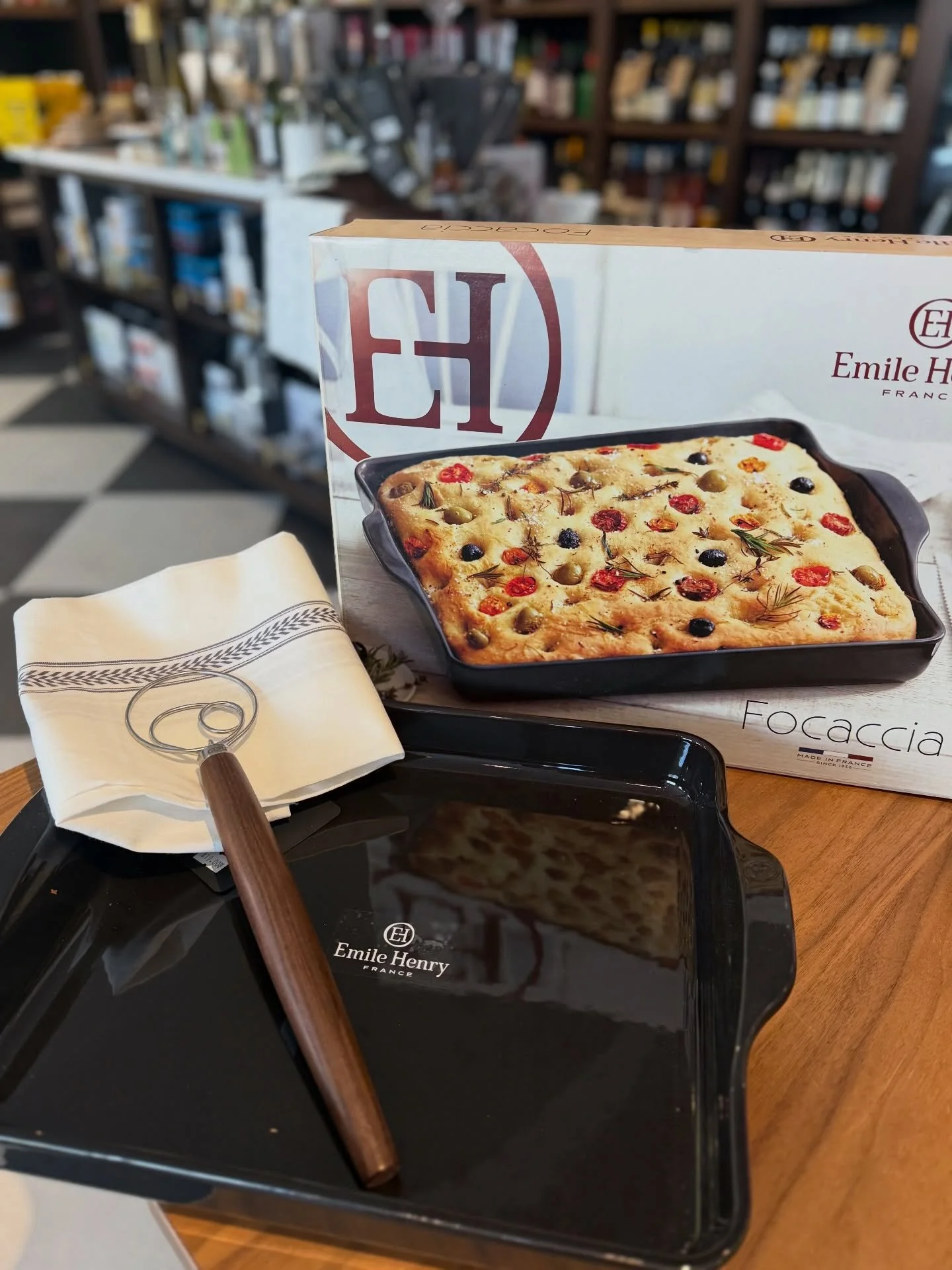 Emile Henry&rsquo;s focaccia baker is crafted in France using their signature ceramic - designed to create that perfect golden crust with a soft, airy centre 🇫🇷

Whether it&rsquo;s olive oil, rosemary, sea salt&hellip; or something a little more in