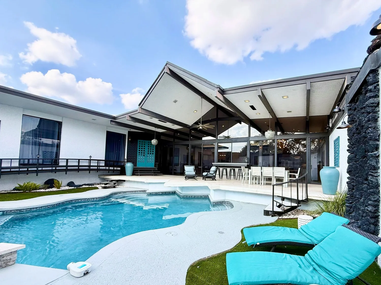 Exterior of Villa Rica, a furnished Luxurway rental home in Houston's Medical Center / Meyerland area