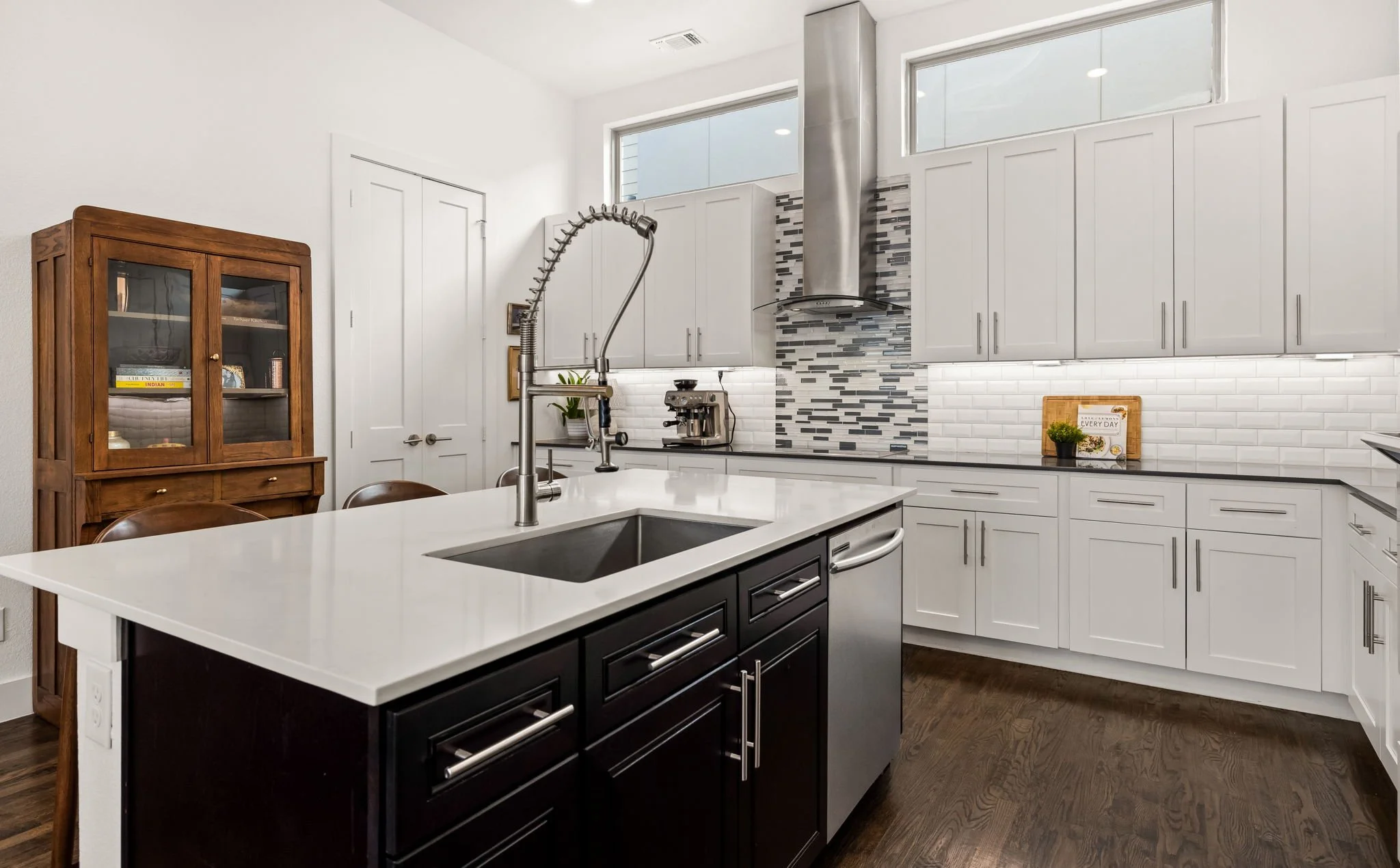 10-web-or-mls-4222 Roseland-10.jpg