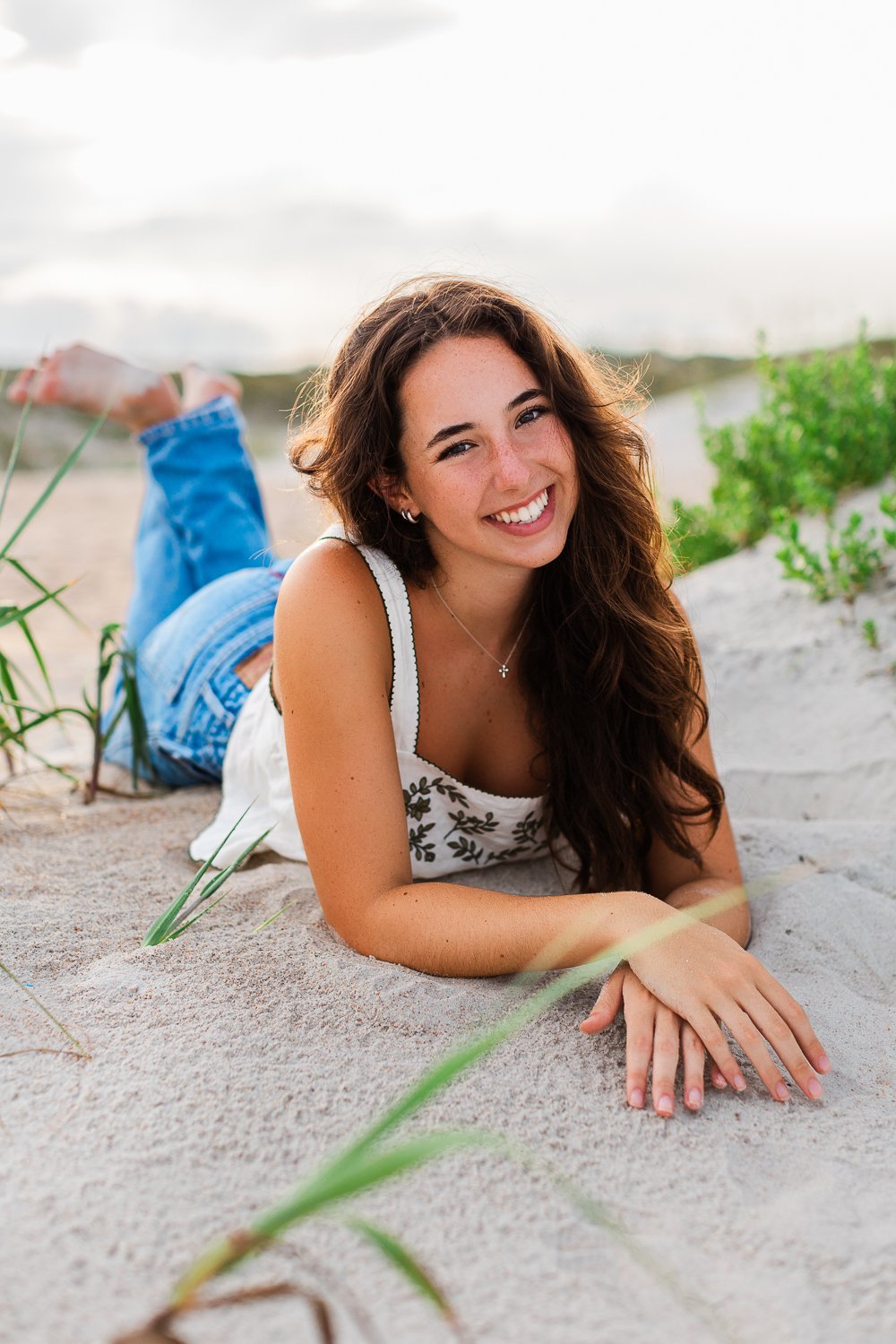 senior girl picture posing ideas in the beach 