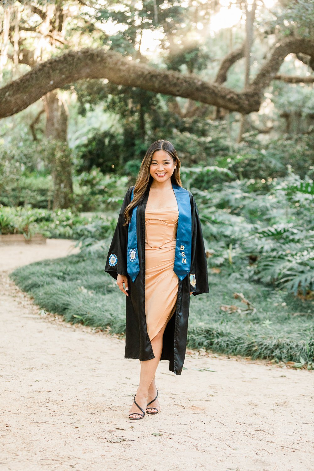 cap and gown posing and dress ideas for graduates 