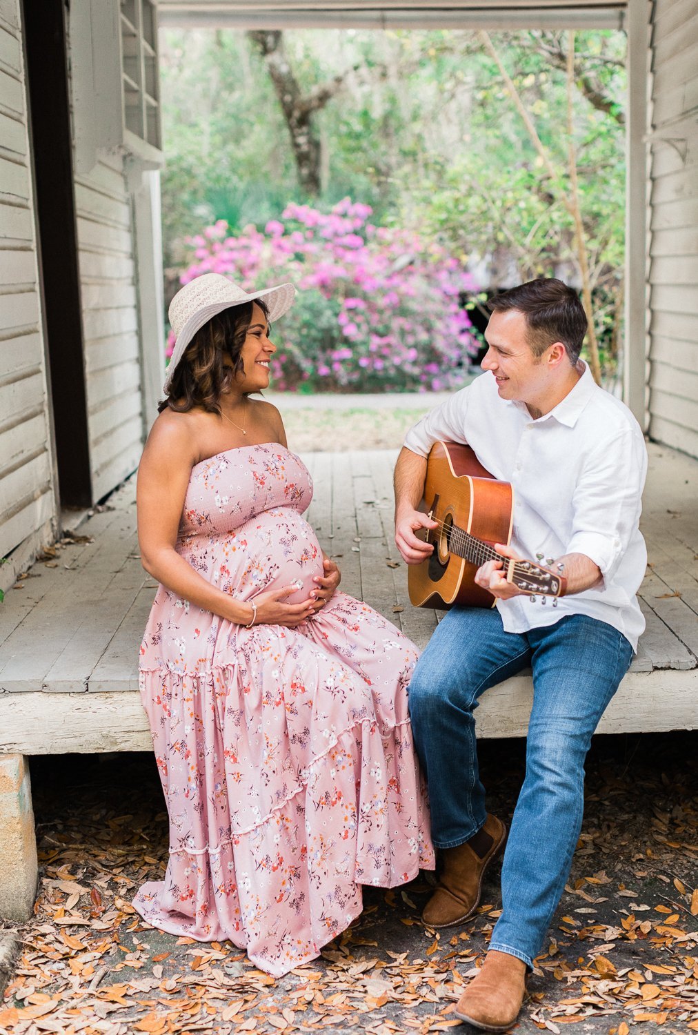 spring maternity session picture and posing ideas for couples in jacksonville fl