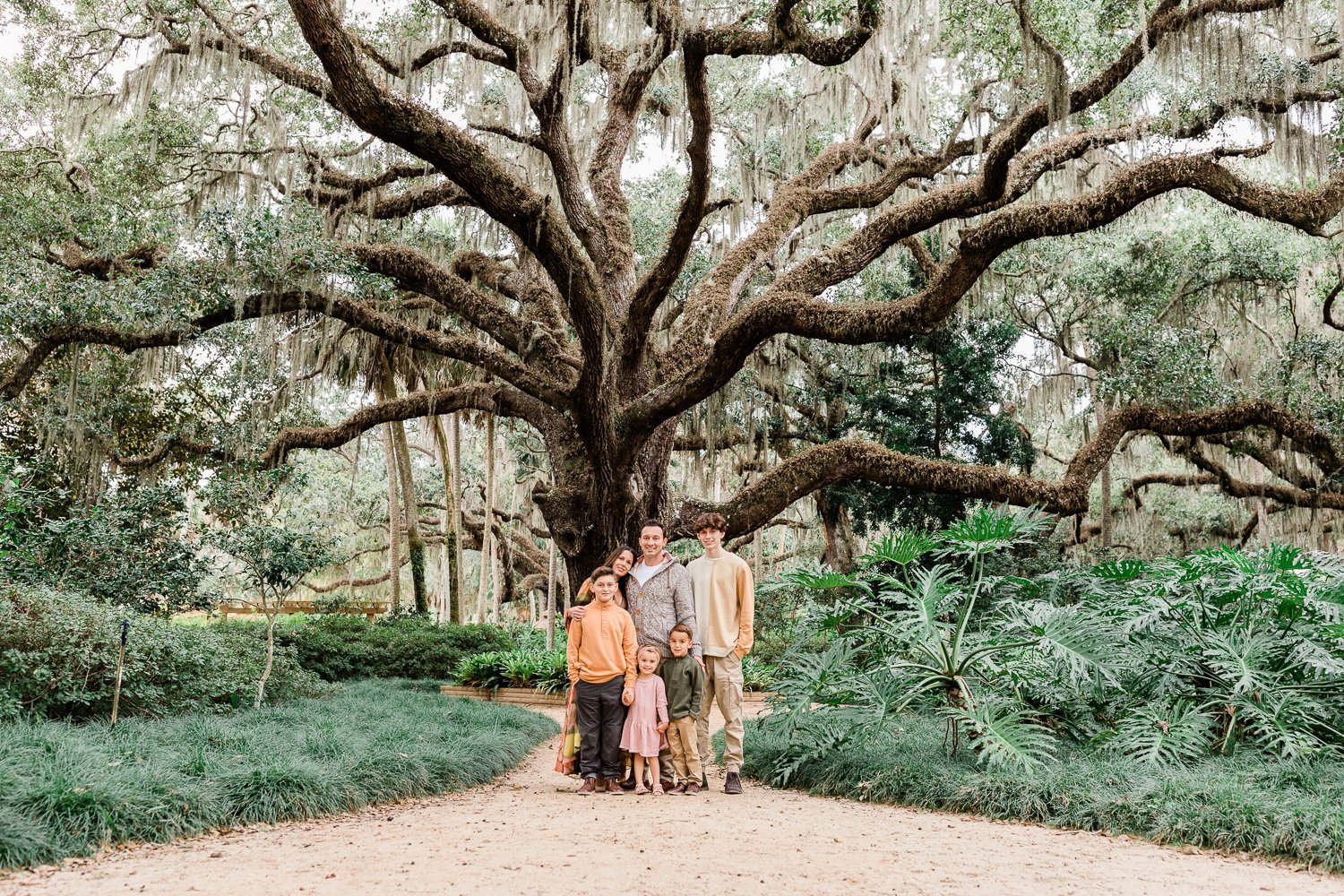 big family picture and posing ideas in Washington Oaks Gardens