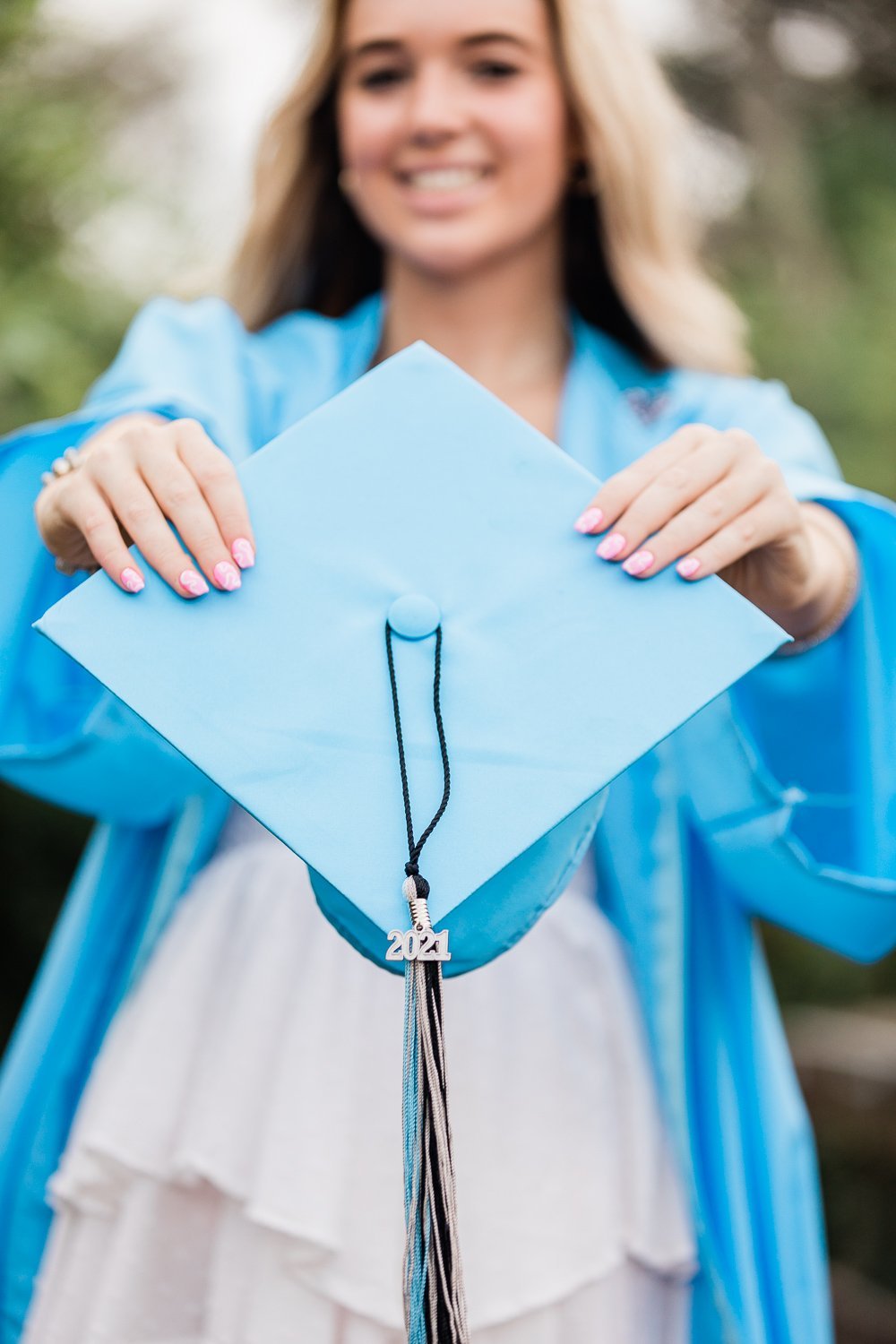 high school graduation picture ideas with cap and gown