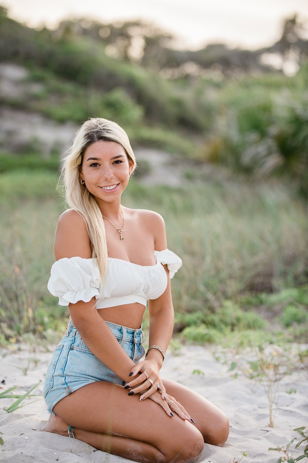 Beach senior photos posing and outfit ideas in Ponte Vedra, FL