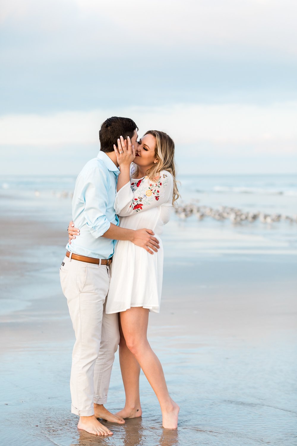 couple kissing at the ebach in amelia island