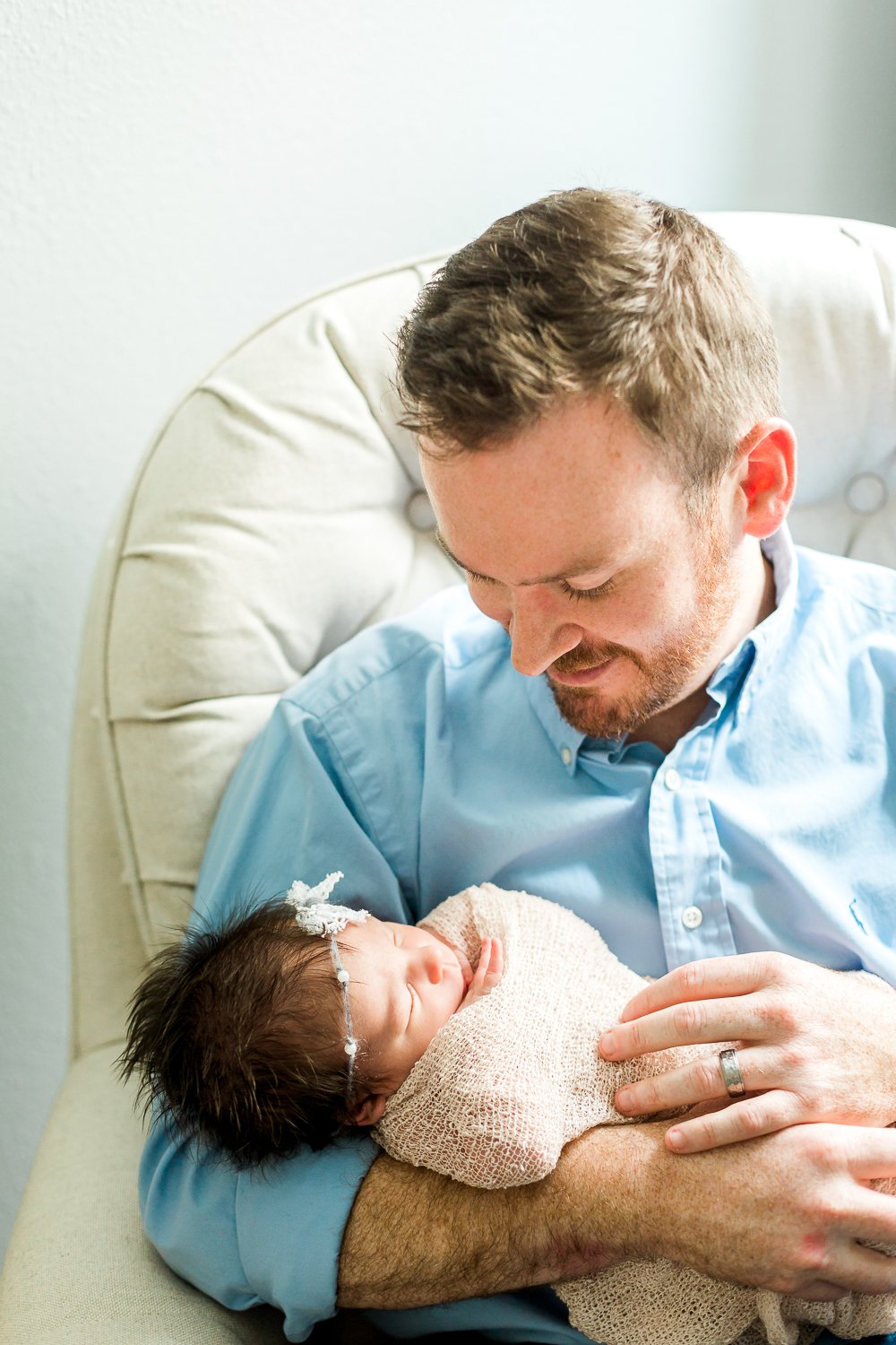 daddy and his baby girl newborn pictures