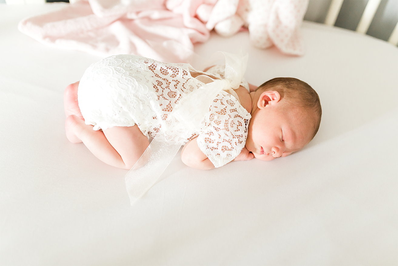 Lifestyle newborn photographer in Jacksonville FL